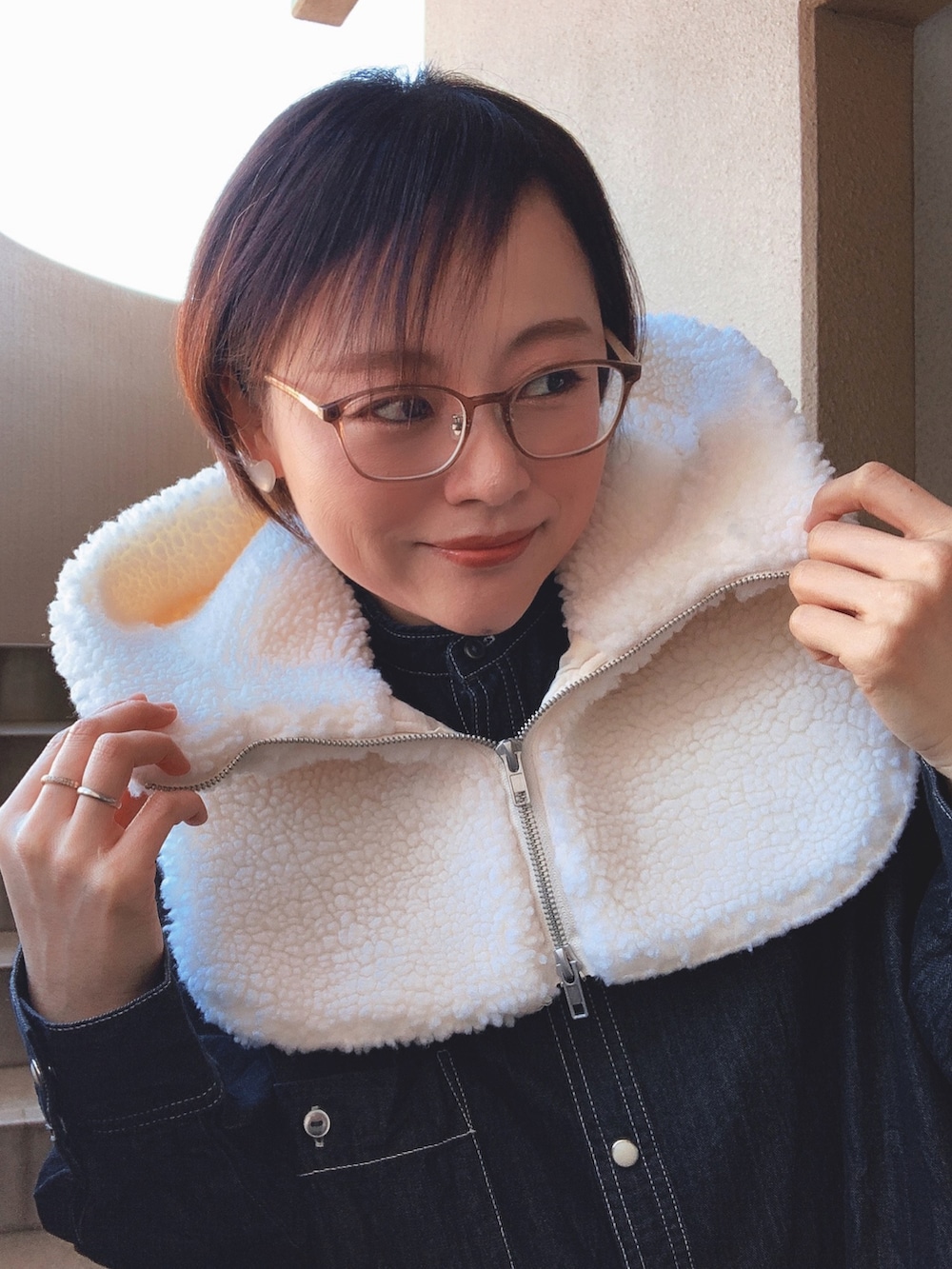 「レイヤードスタイル、休日スタイル、冬コーデ、デニム、スニーカー、低身長、アラフィフ、メガネ女子、おしゃれさんと繋がりたい、スウィーツ同盟会」｜「hunchの【WEB限定/別注】デニムオーバーサイズシャツ（シャツ/ブラウス、ブラック系）」を使った、akocoa♩¨̮·͜· ︎︎ ︎︎さん（レディース・153cm）の冬コーディネートの2枚目の写真