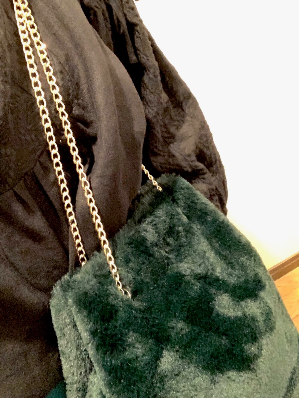 グリーン系のチノパンツ、ブラック系のシャツ/ブラウス、ブラック系のサンダルを着用したレディースの秋コーディネートの2枚目の写真