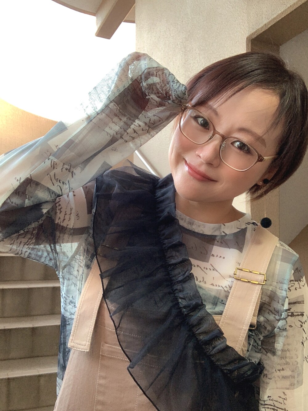 「ブラウン、サロペット、シアートップス、ロンT、休日スタイル、低身長、アラフィフ、メガネ女子、おしゃれさんと繋がりたい、きれいめカジュアル、重ね着ベストシーズン、スウィーツ同盟会」｜「WEGOのWEGO/プリントシアーロンT（Tシャツ/カットソー、その他）」を使った、akocoa♩¨̮·͜· ︎︎ ︎︎さん（レディース・153cm）の秋コーディネートの2枚目の写真
