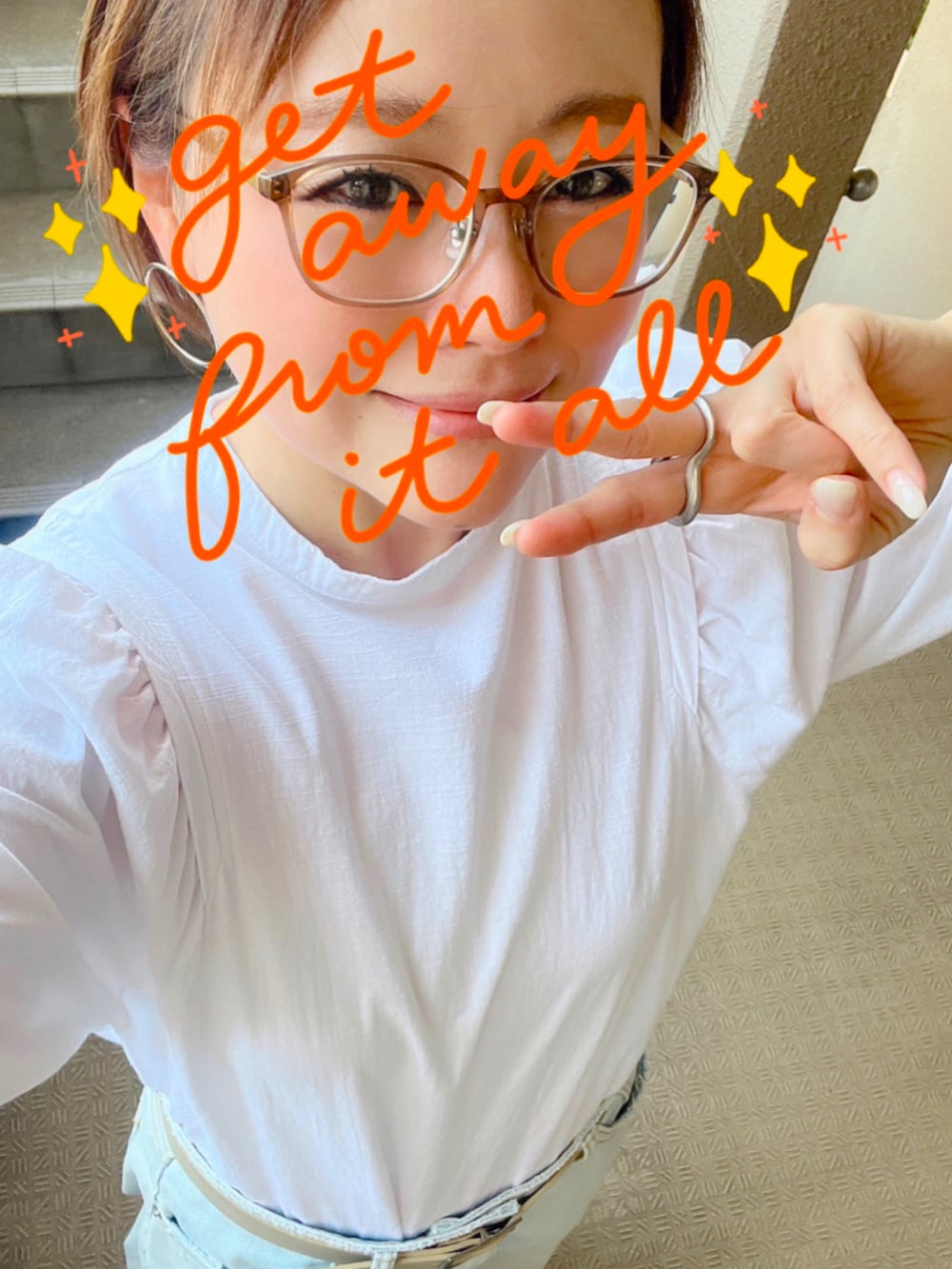 ホワイト系のシャツ/ブラウス、ブルー系のデニムパンツ、ベージュ系のトートバッグを着用したレディースの夏コーディネートの2枚目の写真