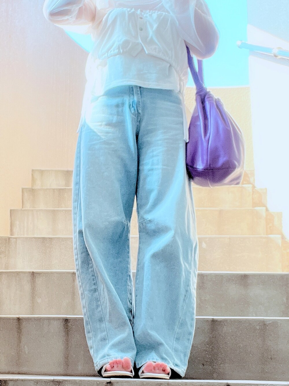 ホワイト系のTシャツ/カットソー、ホワイト系のタンクトップ、ブルー系のデニムパンツを着用したレディースの夏コーディネートの4枚目の写真