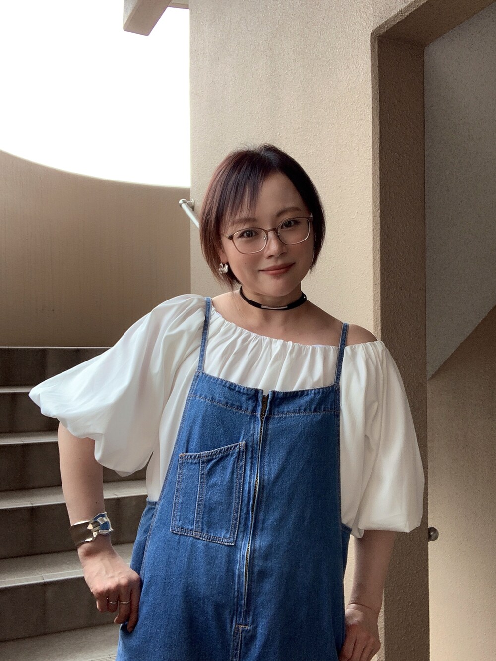 ブルー系のサロペット/オーバーオール、ホワイト系のシャツ/ブラウス、ホワイト系のスニーカーを着用したレディースの夏コーディネートの3枚目の写真