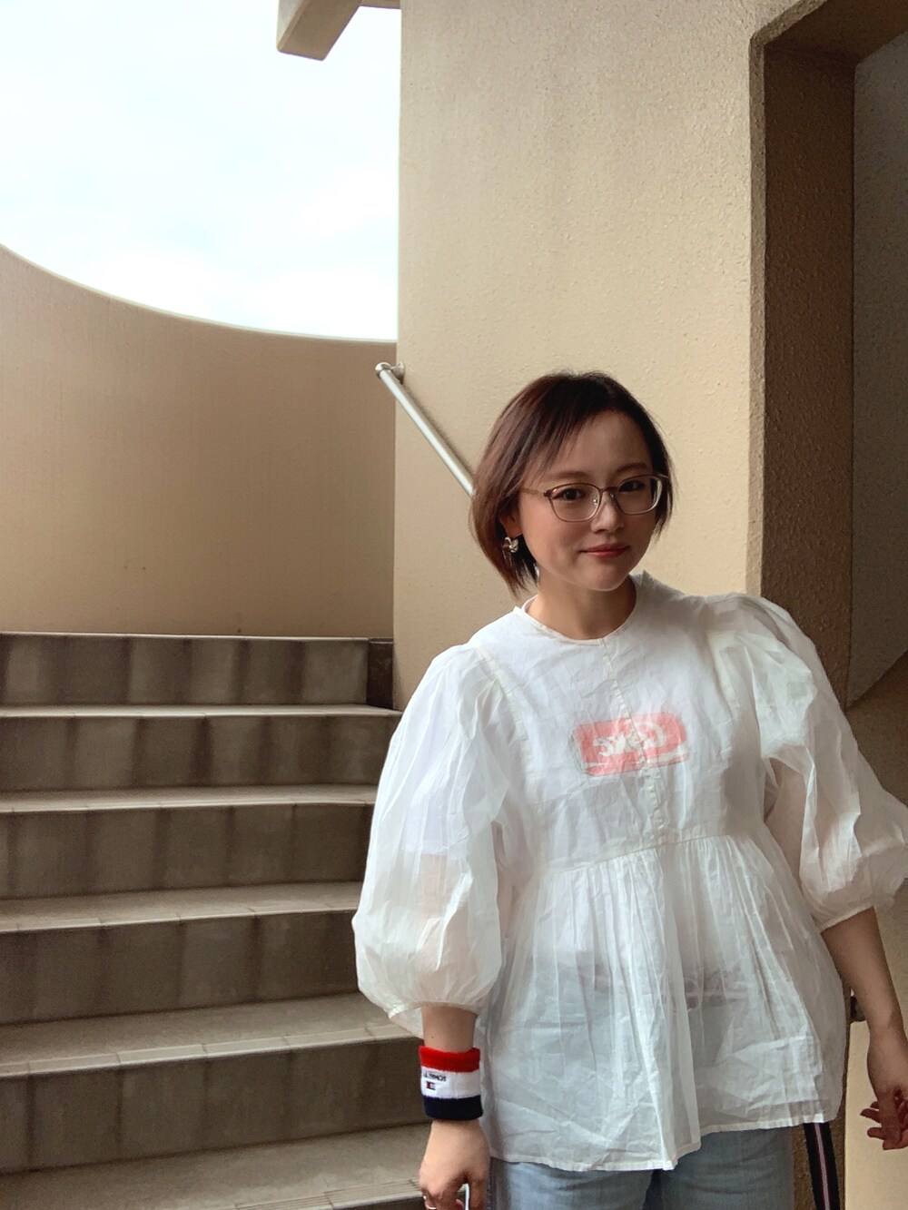 ホワイト系のシャツ/ブラウス、ホワイト系のTシャツ/カットソー、ブルー系のデニムパンツを着用したレディースの夏コーディネートの3枚目の写真