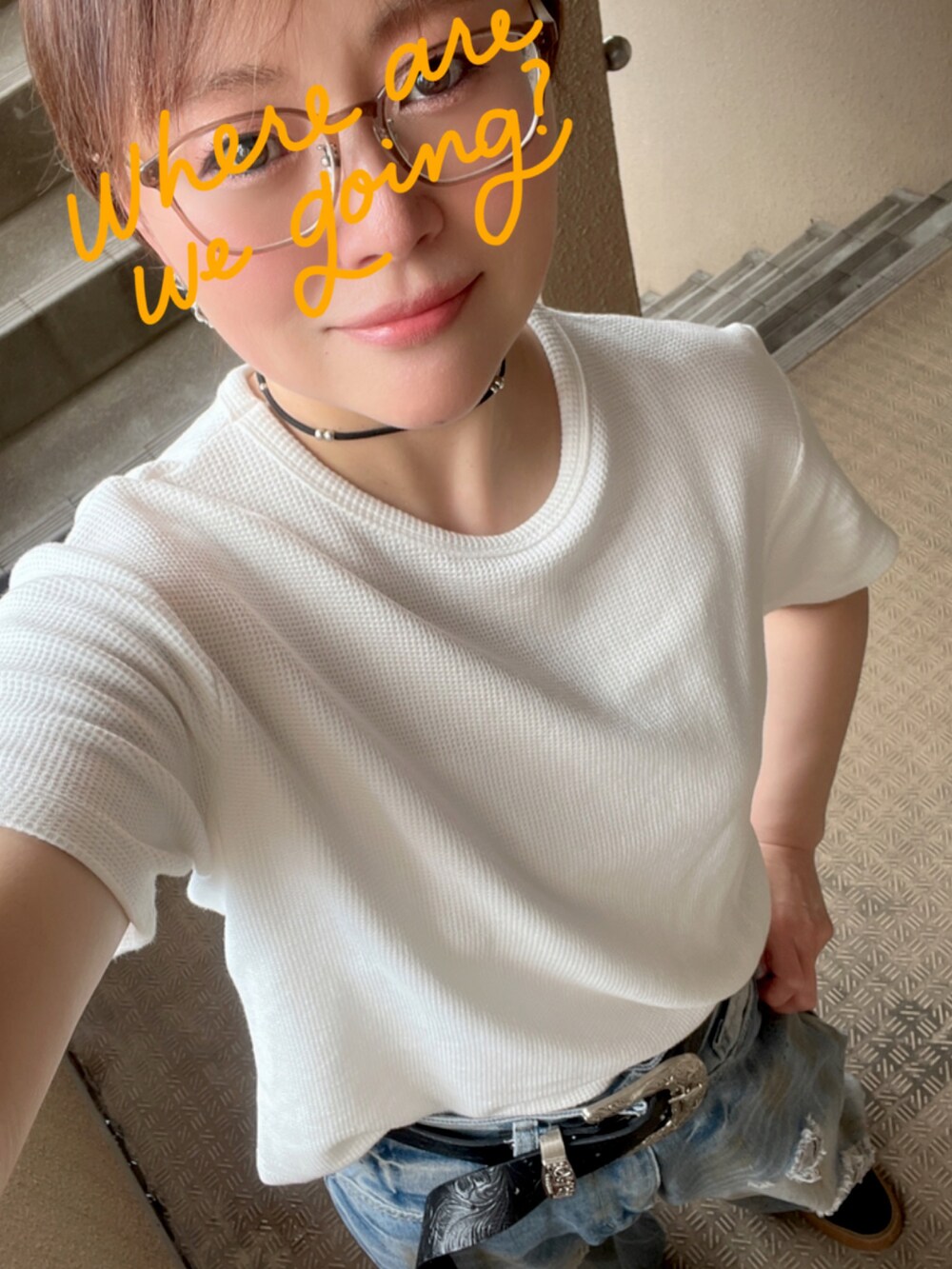 ブルー系のデニムパンツ、ブラック系のスニーカー、ホワイト系のTシャツ/カットソーを着用したレディースの夏コーディネートの2枚目の写真