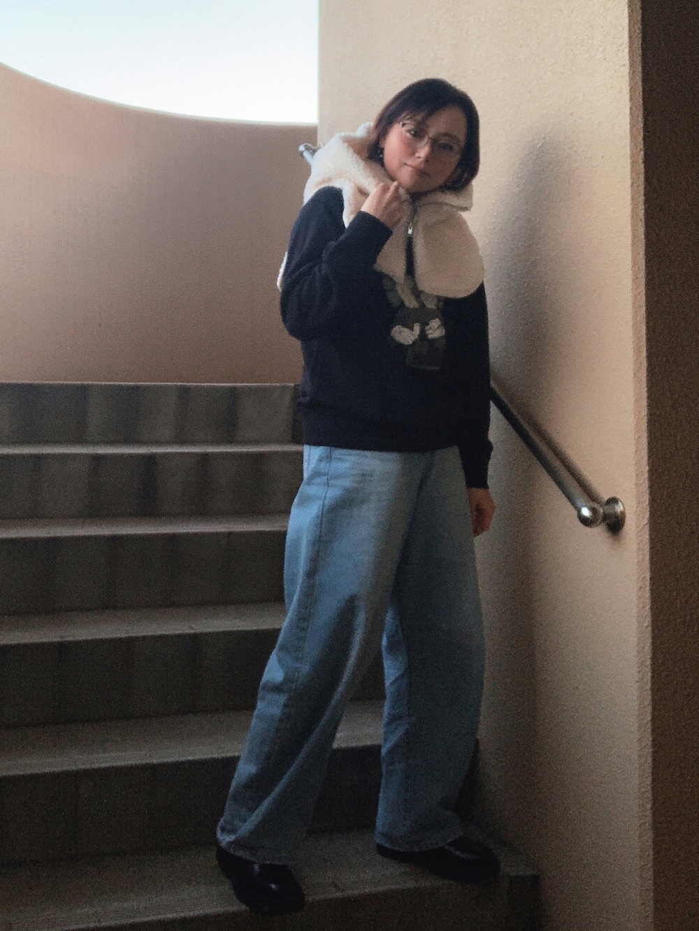 「デニム、ブーツ、スウェット、レイヤードスタイル、低身長、アラフィフ、メガネ女子、おしゃれさんと繋がりたい」｜「UNIQLOのKIDS カウズ スウェットシャツ(長袖)（スウェット、ブラック系）」を使った、akocoa♩¨̮·͜· ︎︎ ︎︎さん（レディース・153cm）の冬コーディネートの2枚目の写真