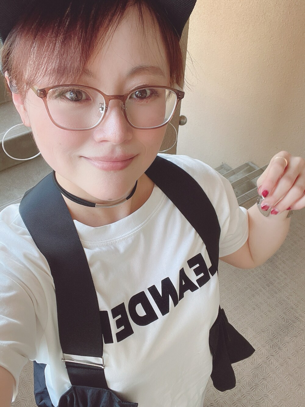 ホワイト系のTシャツ/カットソー、ブラック系のベスト、ブルー系のデニムスカートを着用したレディースの秋コーディネートの2枚目の写真