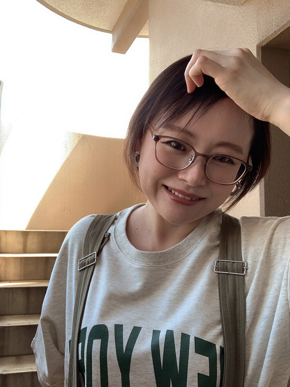 「ラクチンコーデ、古着MIX、スニーカー、サロペット、低身長、アラフィフ、メガネ女子、おしゃれさんと繋がりたい、このスタイルがお気に入り、今日のコスメと服」｜「coca（coca）のロゴスウェットTシャツ（Tシャツ/カットソー、ベージュ系）」を使った、akocoa♩¨̮·͜· ︎︎ ︎︎さん（レディース・153cm）の夏コーディネートの3枚目の写真