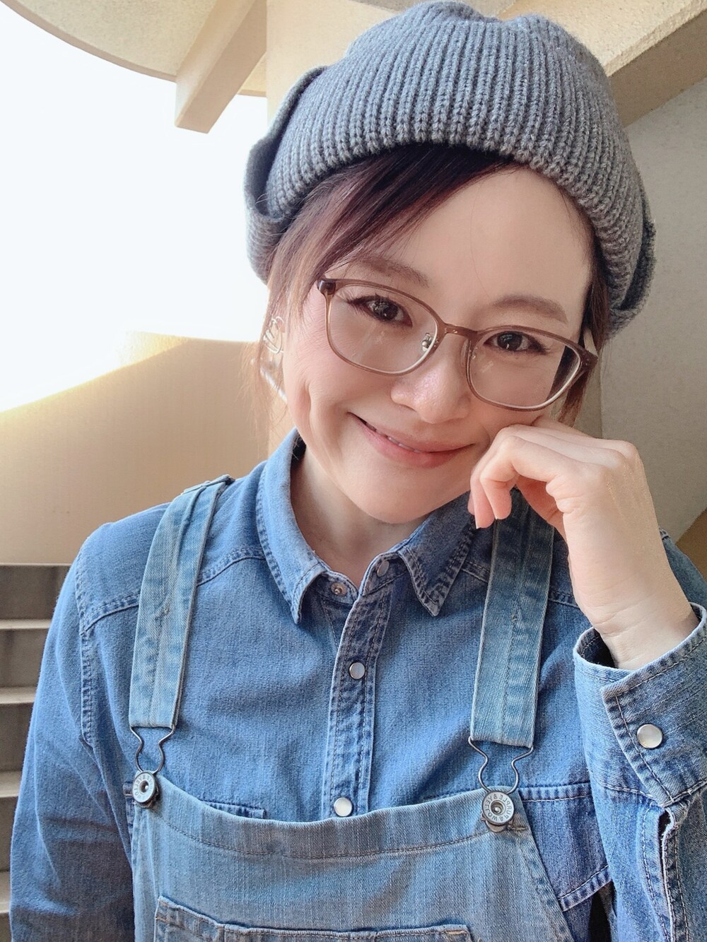 「デニム、ブーツ、春コーデ、ショルダーバッグ、春のおしゃ見えテクニック、低身長、アラフィフ、メガネ女子、おしゃれさんと繋がりたい」|「Purple&Yellowの【大人気商品!】 デニム オーバーオール つなぎ [ユニセックス〕(サロペット/オーバーオール、その他)」を使った、akocoa♩¨̮·͜· ︎︎ ︎︎さん(レディース・153cm)の春コーディネートの3枚目の写真