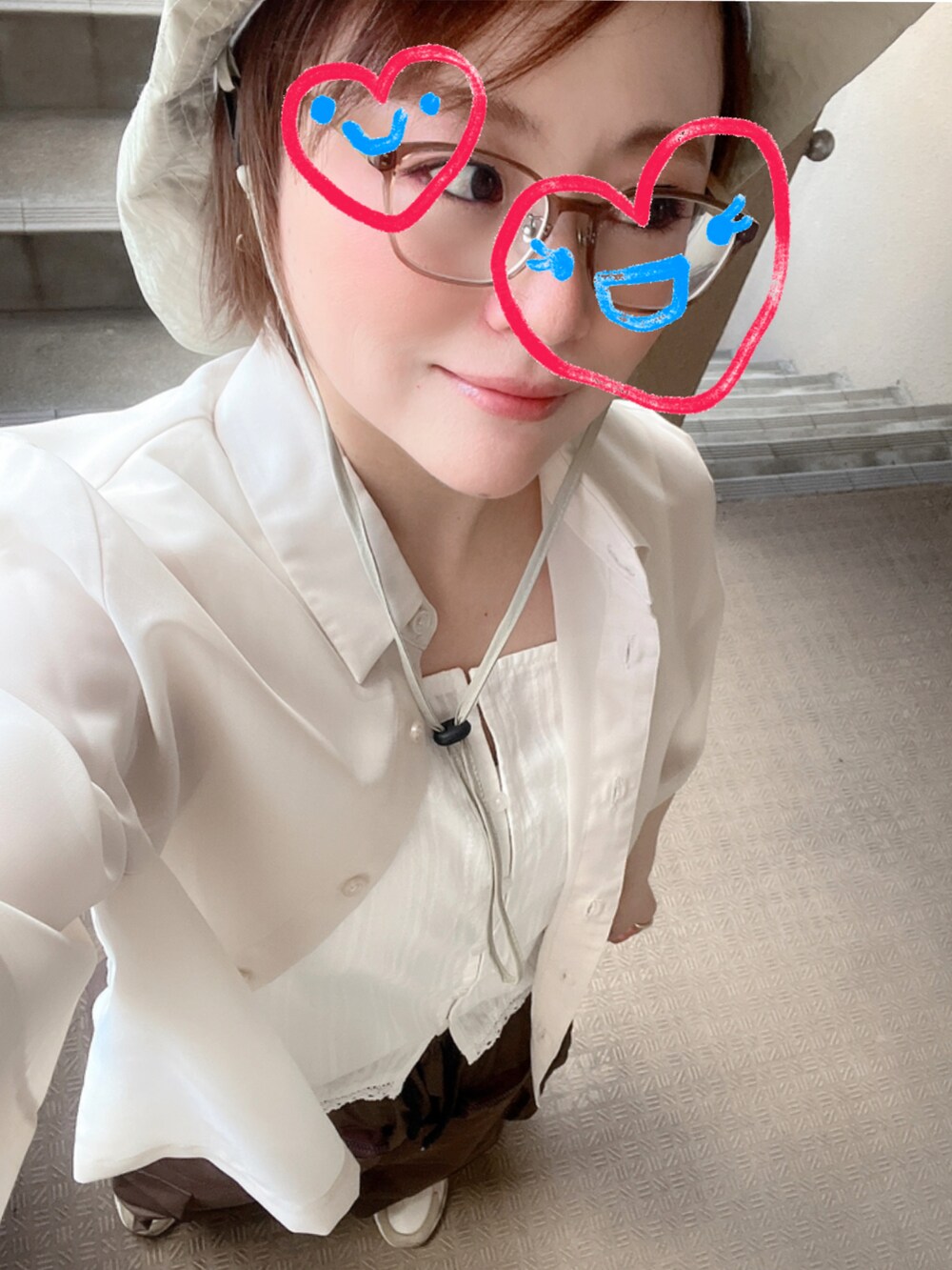 ブラウン系のカーゴパンツ、ホワイト系のシャツ/ブラウス、ベージュ系のスニーカーを着用したレディースの夏コーディネートの2枚目の写真