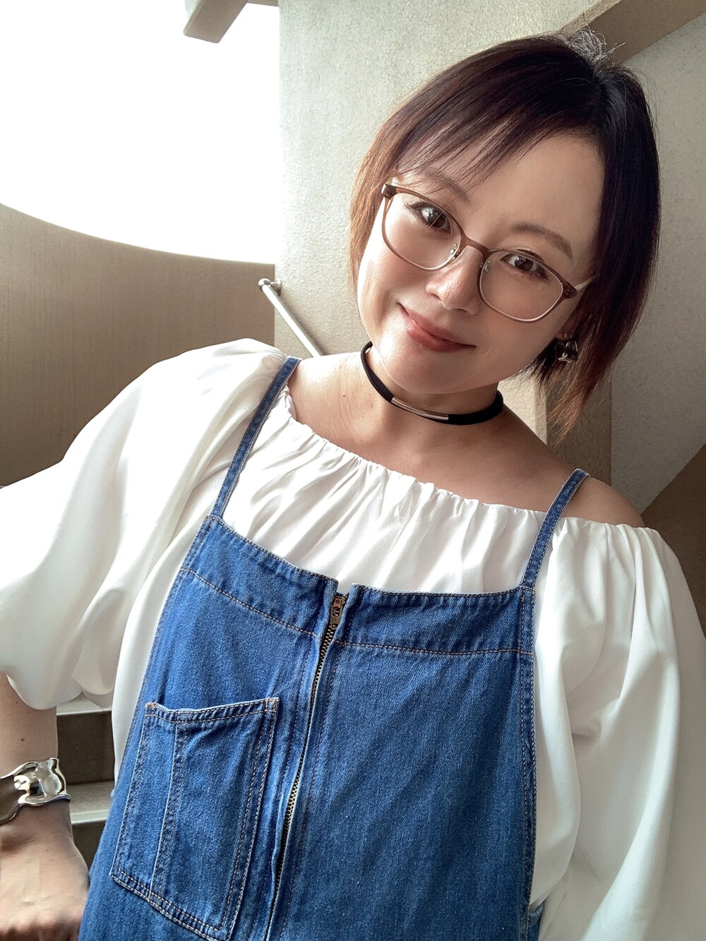 ブルー系のサロペット/オーバーオール、ホワイト系のシャツ/ブラウス、ホワイト系のスニーカーを着用したレディースの夏コーディネートの2枚目の写真