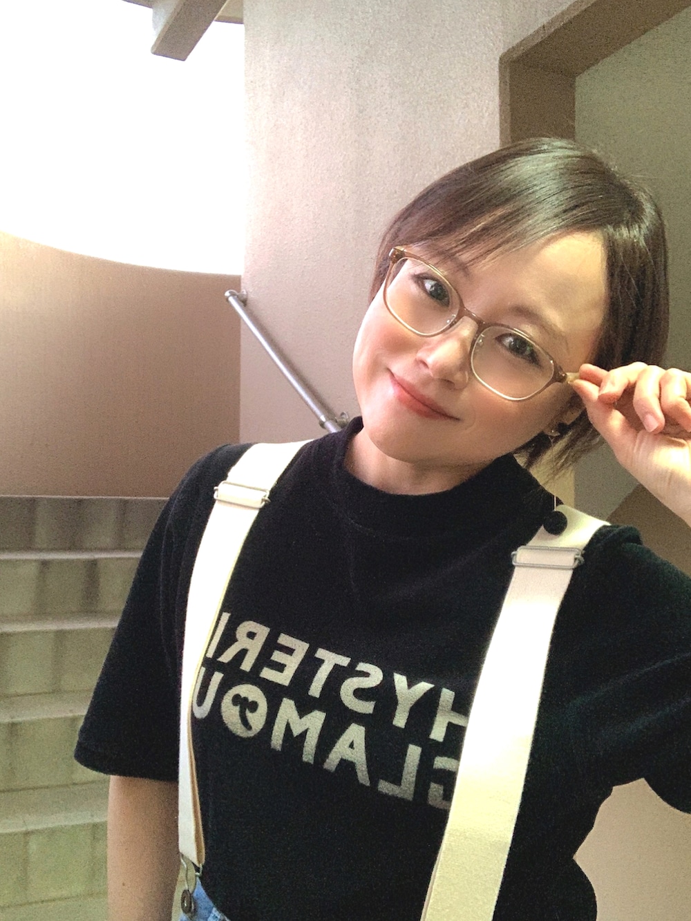ブラック系のTシャツ/カットソー、ブルー系のサロペット/オーバーオール、ブラック系のブーツを着用したレディースの秋コーディネートの4枚目の写真