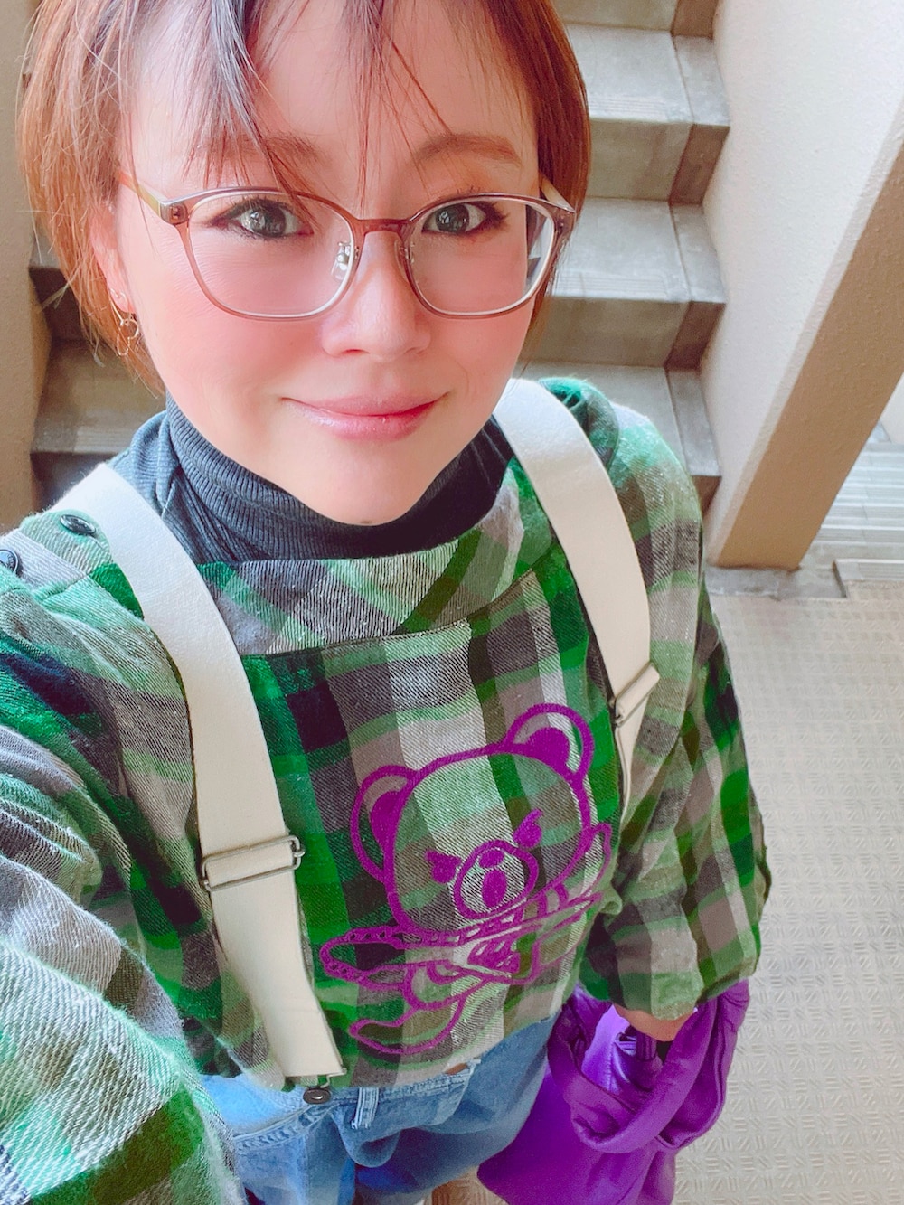 グリーン系のTシャツ/カットソー、グレー系のTシャツ/カットソー、ブルー系のサロペット/オーバーオールを着用したレディースの冬コーディネートの3枚目の写真