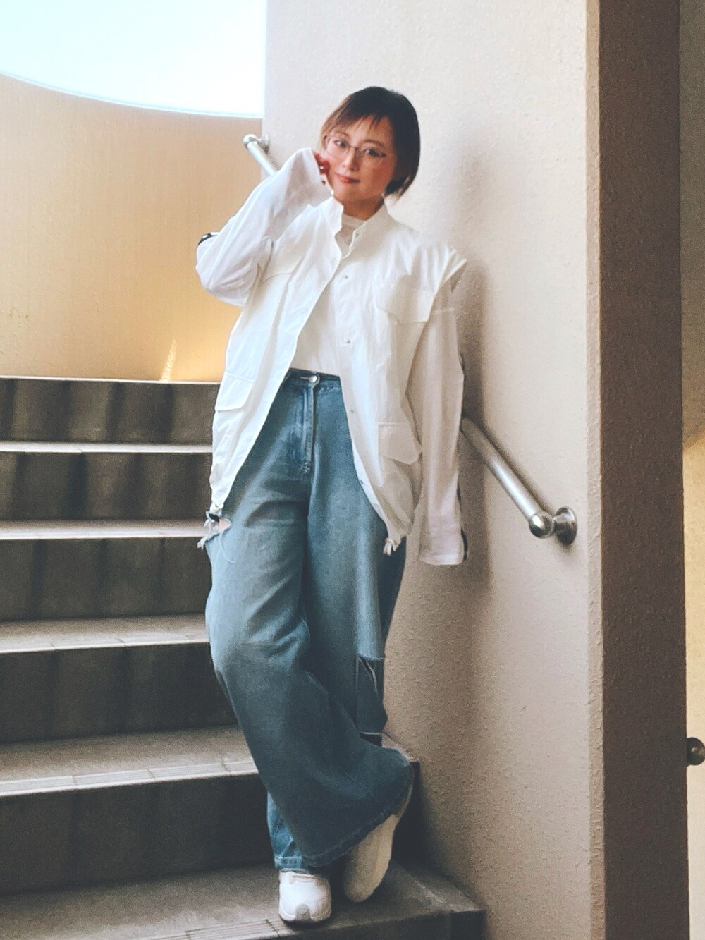 ホワイト系のベスト、ホワイト系のTシャツ/カットソー、ホワイト系のキャミソールを着用したレディースの春コーディネートの3枚目の写真