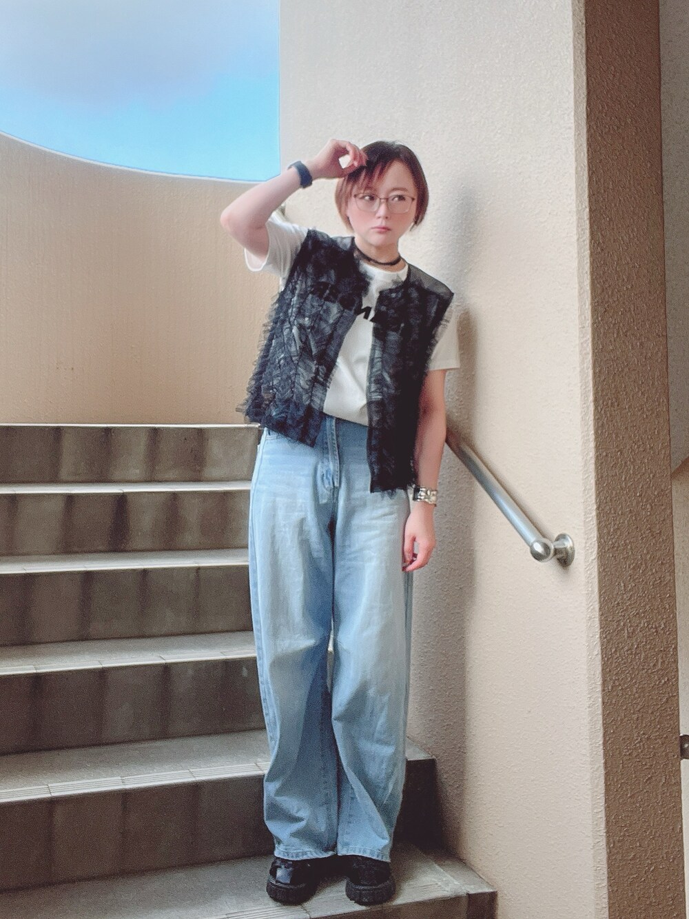 「秋っぽコーデ更新中、レイヤードスタイル、デニム、モノトーン、低身長、アラフィフ、メガネ女子、おしゃれさんと繋がりたい」｜「mi via locaのシアーチュール フリルベスト（ベスト、ブラック系）」を使った、akocoa♩¨̮·͜· ︎︎ ︎︎さん（レディース・153cm）の秋コーディネートの2枚目の写真