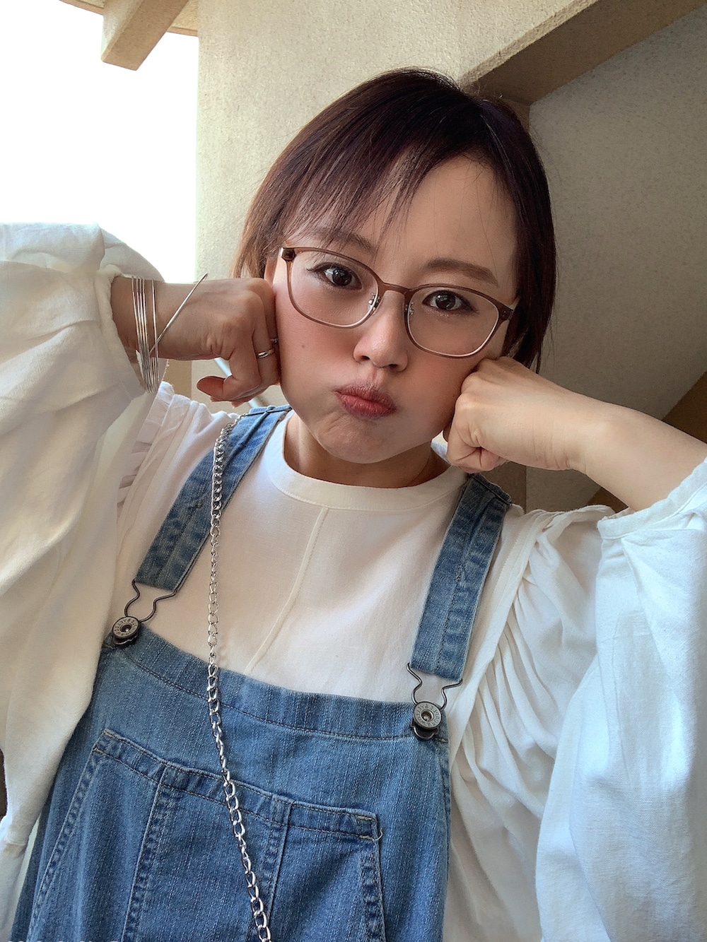「デニム、サロペット、淡色コーデ、ファーバッグ、低身長、アラフィフ、メガネ女子、スニーカー、コンバース、おしゃれさんと繋がりたい、スウィーツ同盟会」|「Ungridのショルダータックブラウス(シャツ/ブラウス、ホワイト系)」を使った、akocoa♩¨̮·͜· ︎︎ ︎︎さん(レディース・153cm)の秋コーディネートの2枚目の写真