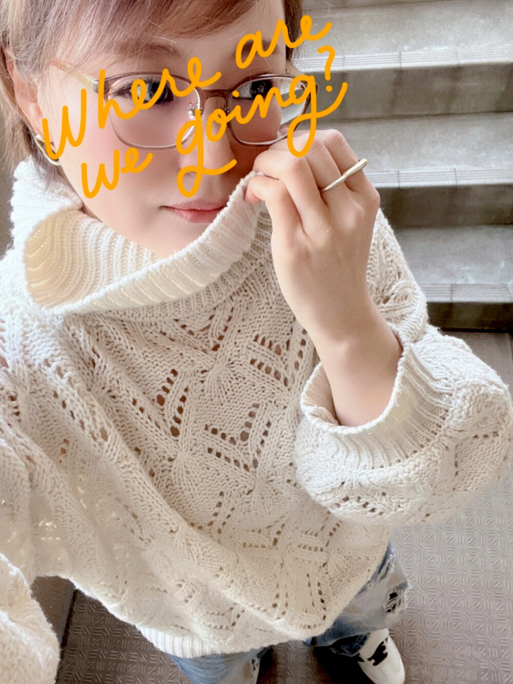 ホワイト系のニット/セーター、ブルー系のデニムパンツ、ホワイト系のスニーカーを着用したレディースの冬コーディネートの2枚目の写真