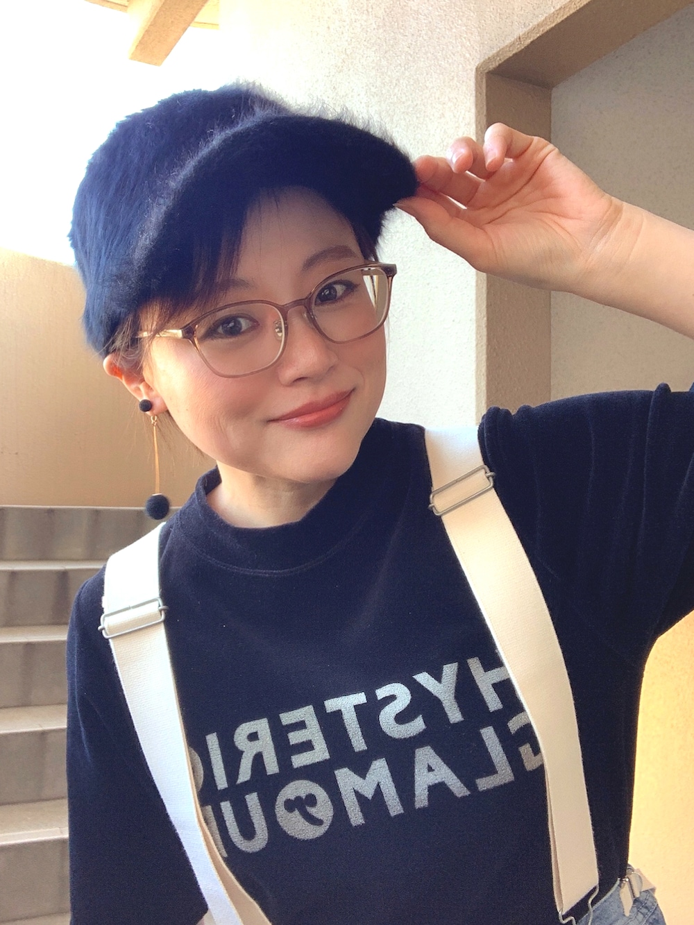 ブラック系のTシャツ/カットソー、ブルー系のサロペット/オーバーオール、ブラック系のブーツを着用したレディースの秋コーディネートの2枚目の写真