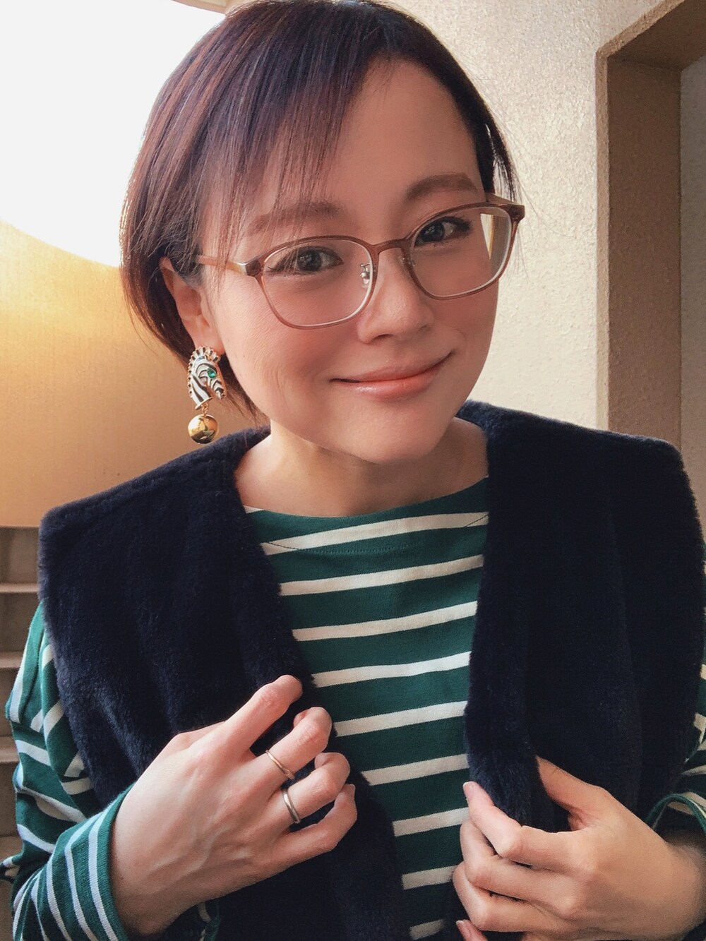 ブラック系のミリタリージャケット、グリーン系のTシャツ/カットソー、ブルー系のデニムパンツを着用したレディースの春コーディネートの2枚目の写真