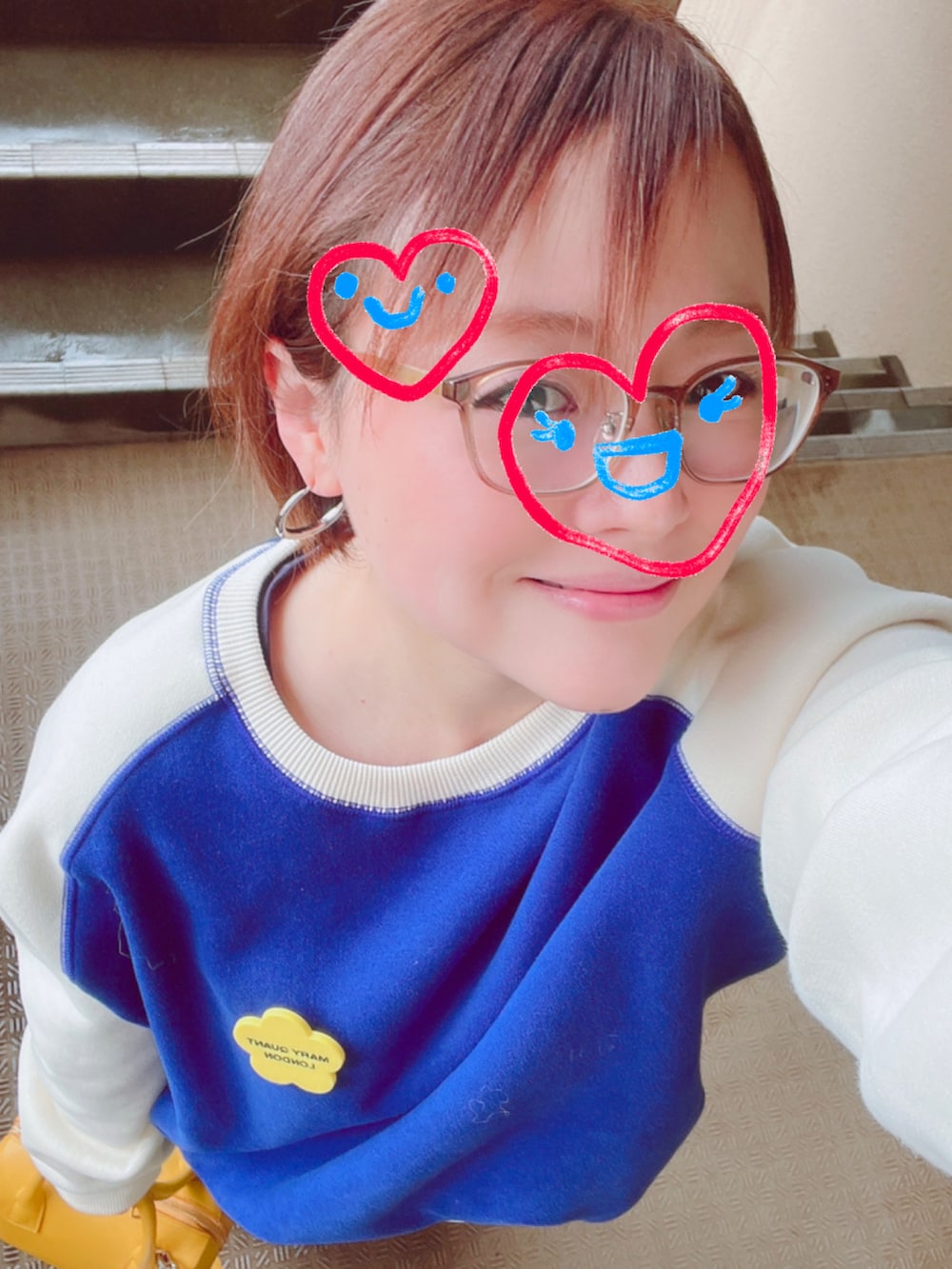 「シンプルスタイル、スウェット、デニム、スニーカー、コンバース、低身長、アラフィフ、メガネ女子、おしゃれさんと繋がりたい」|「CANAL JEANのLakey Park ラグラン配色トレーナー 裏起毛(スウェット、ブルー系)」を使った、akocoa♩¨̮·͜· ︎︎ ︎︎さん(レディース・153cm)の春コーディネートの2枚目の写真