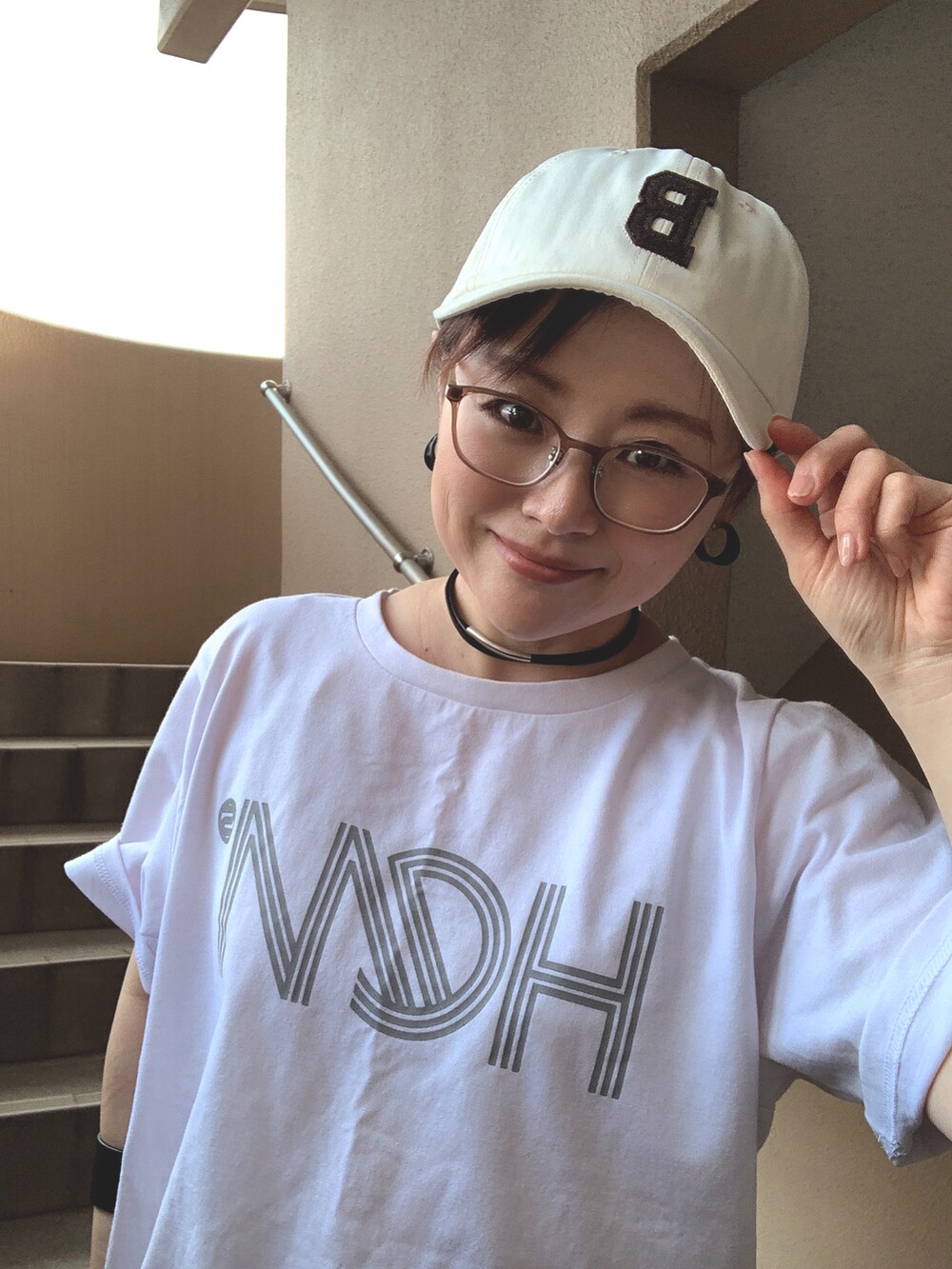 「淡色コーデ、古着MIX、キャップ、デニム、コンバース、スニーカー、低身長、アラフィフ、メガネ女子、ブラウン、おしゃれさんと繋がりたい、スウィーツ同盟会」｜「HeMのUSED ロゴTシャツ セカスト半額SALEで350円♩¨̮（Tシャツ/カットソー、グレー系）」を使った、akocoa♩¨̮·͜· ︎︎ ︎︎さん（レディース・153cm）の秋コーディネートの2枚目の写真