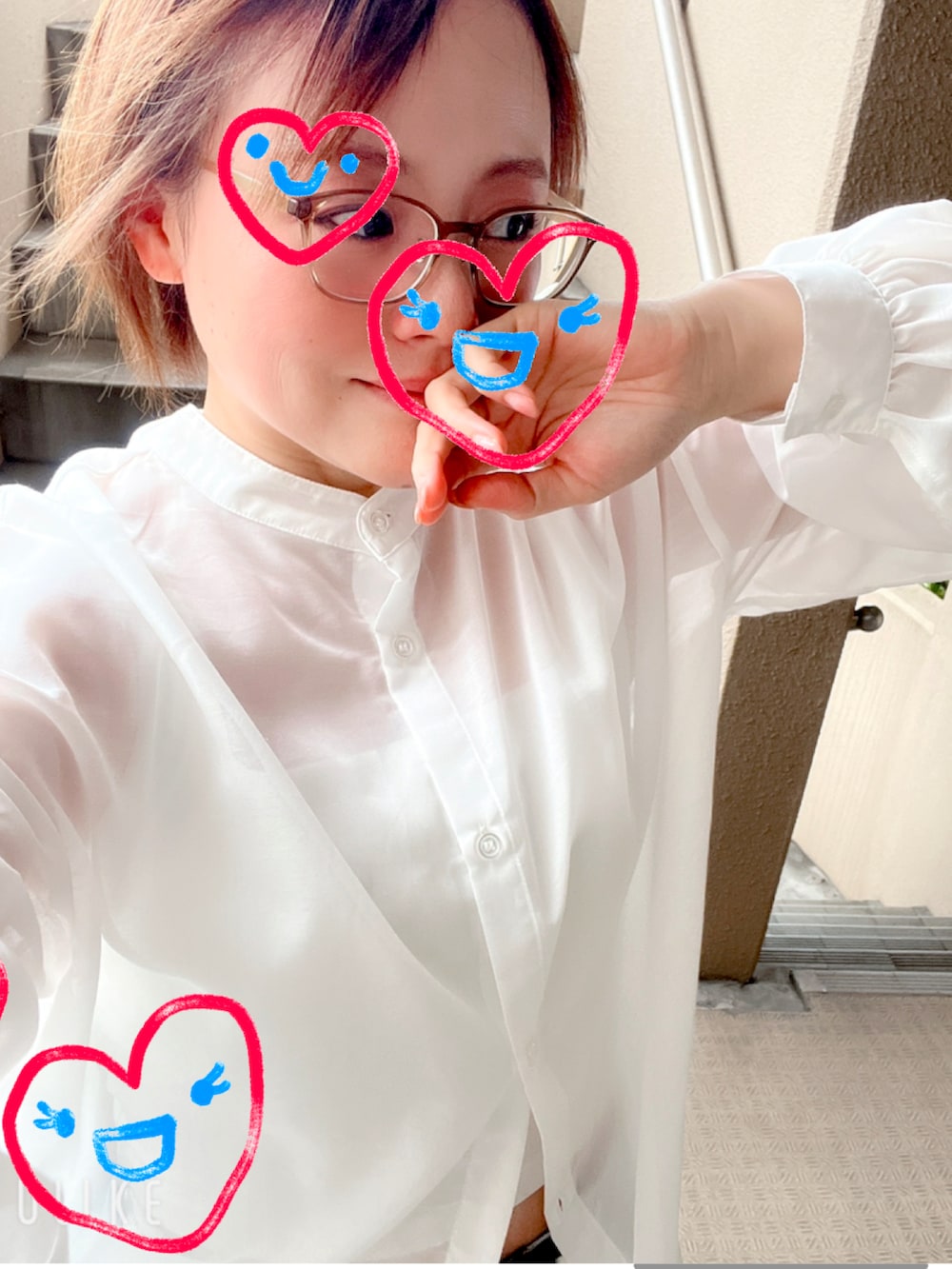 「白シャツ、シャツスタイル、デニム、スニーカー、シアートップス、低身長、アラフィフ、メガネ女子、おしゃれさんと繋がりたい」｜「GUのブラフィール クロップド スクエアネック タンクトップ（タンクトップ、ホワイト系）」を使った、akocoa♩¨̮·͜· ︎︎ ︎︎さん（レディース・153cm）の春コーディネートの2枚目の写真