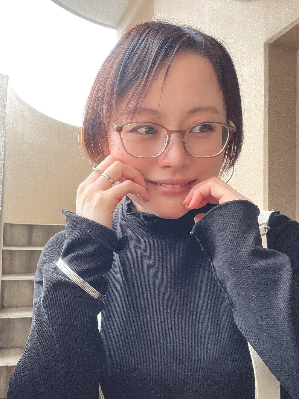 ブラック系のTシャツ/カットソー、ブルー系のサロペット/オーバーオール、レッド系のスニーカーを着用したレディースの春コーディネートの2枚目の写真