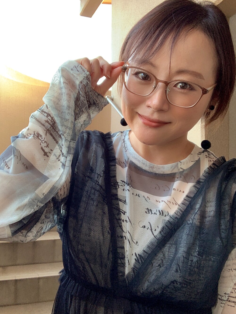「古着MIX、休日スタイル、デニム、シアートップス、ワンピース、低身長、アラフィフ、メガネ女子、おしゃれさんと繋がりたい、スウィーツ同盟会、重ね着ベストシーズン」|「apres jour mignonのチュールワンピース【ZOZOTOWN限定アイテム】(ワンピース、ブラック系)」を使った、akocoa♩¨̮·͜· ︎︎ ︎︎さん(レディース・153cm)の秋コーディネートの2枚目の写真