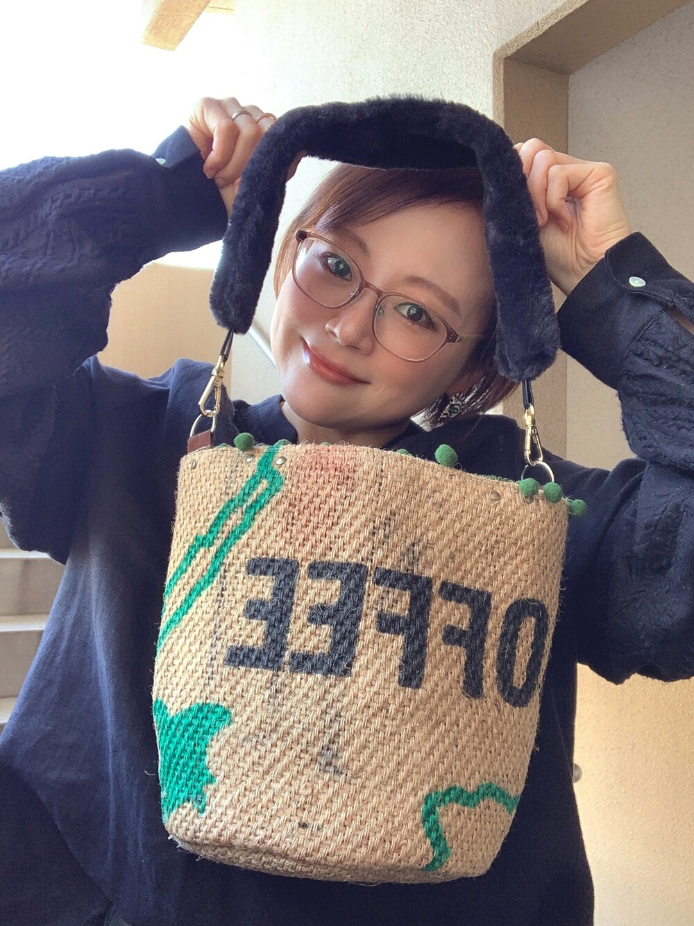 ブラック系のシャツ/ブラウス、ブルー系のデニムパンツ、ブラック系のブーツを着用したレディースの秋コーディネートの3枚目の写真
