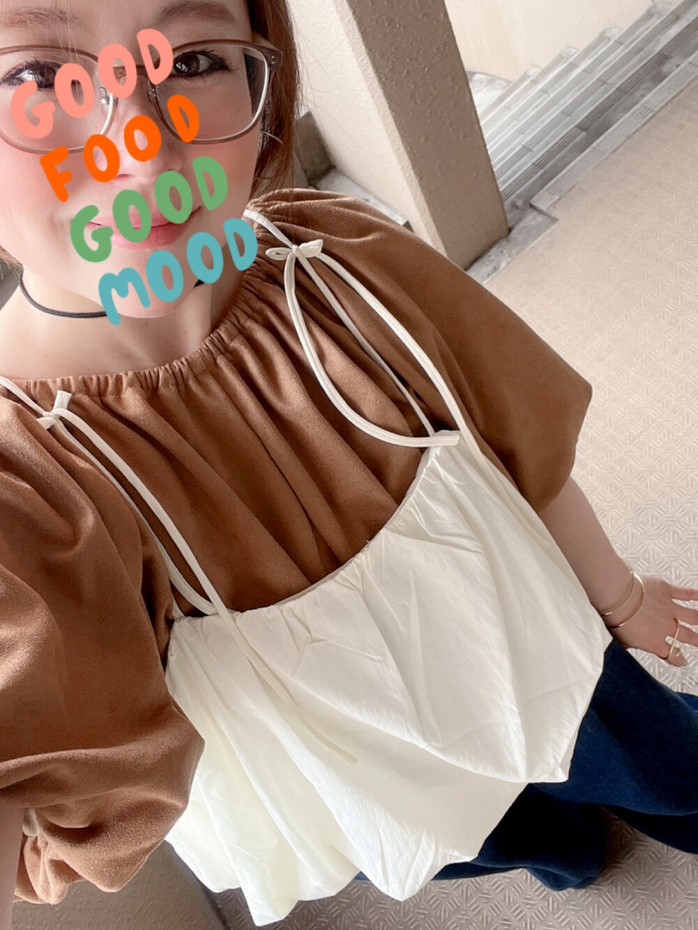 イエロー系のシャツ/ブラウス、ホワイト系のシャツ/ブラウス、ブルー系のデニムパンツを着用したレディースの秋コーディネートの2枚目の写真