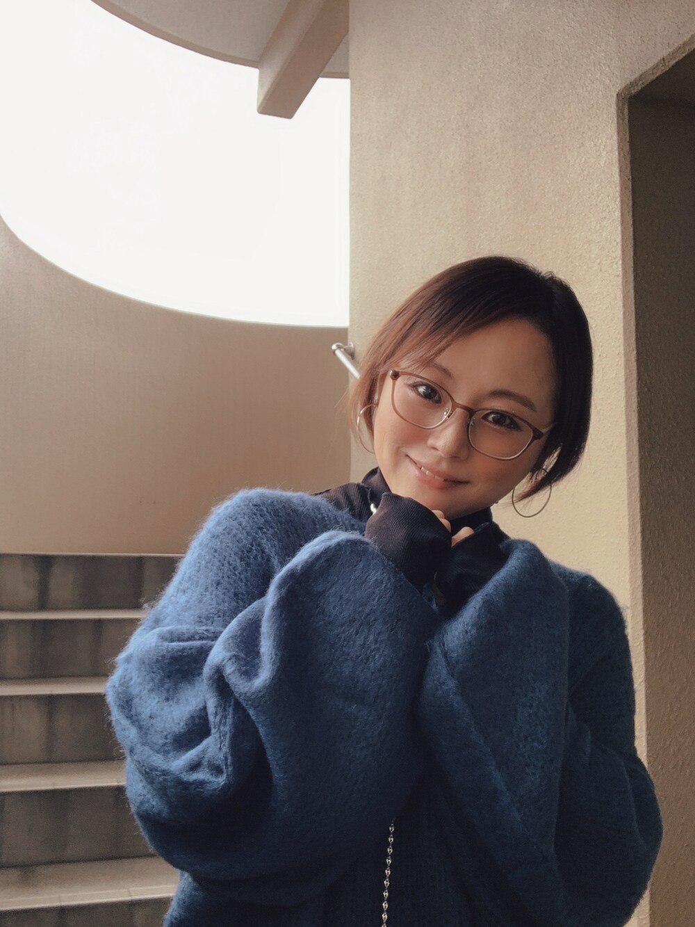 ブルー系のニット/セーター、ブラック系のTシャツ/カットソー、ブルー系のその他パンツを着用したレディースの冬コーディネートの3枚目の写真