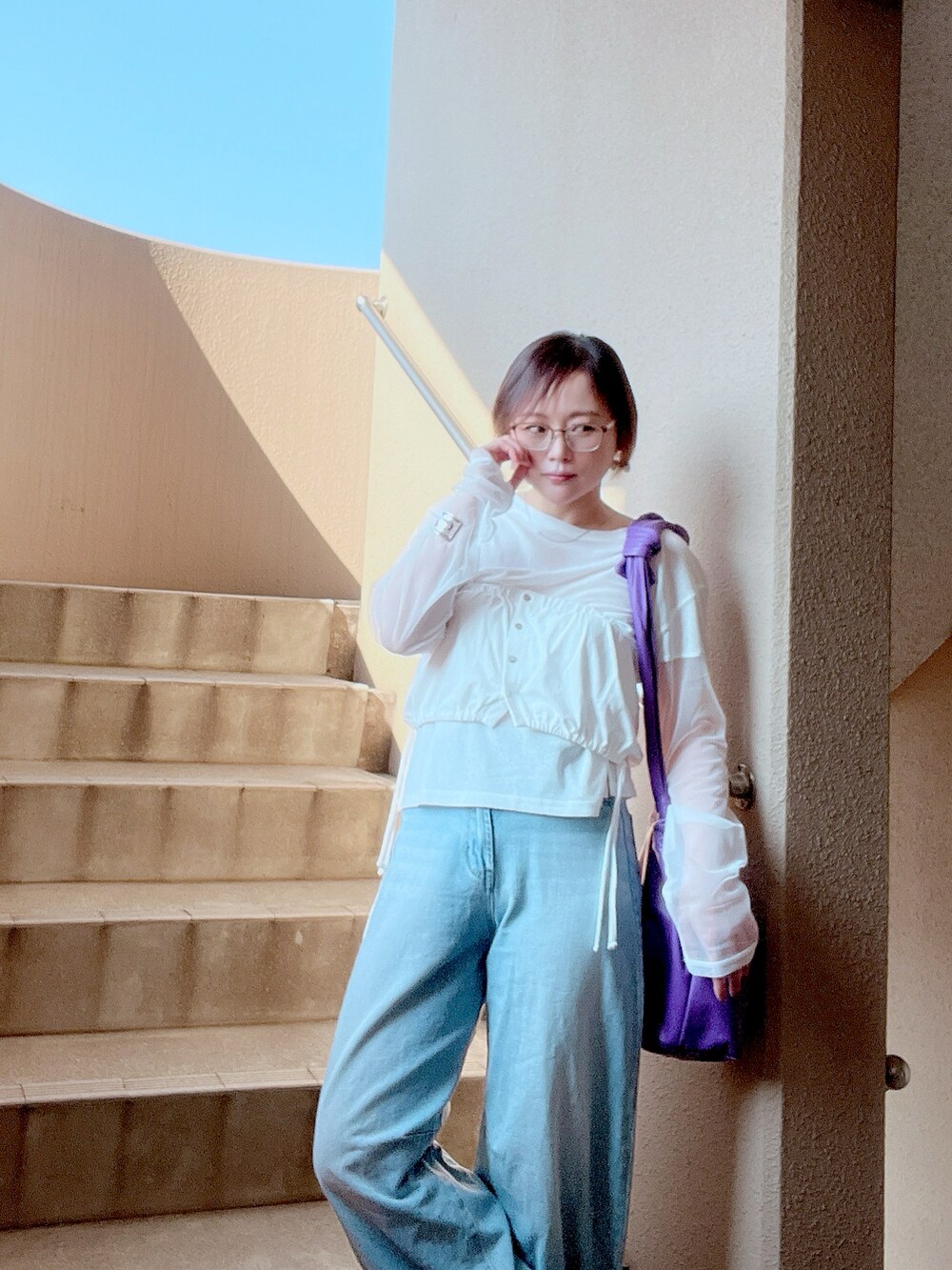 ホワイト系のTシャツ/カットソー、ホワイト系のタンクトップ、ブルー系のデニムパンツを着用したレディースの夏コーディネートの2枚目の写真