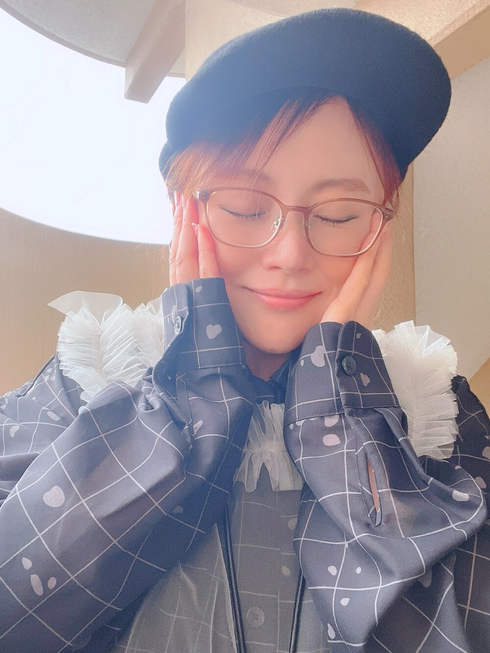 ホワイト系のその他トップス、ブラック系のシャツ/ブラウス、ブルー系のデニムパンツを着用したレディースの秋コーディネートの2枚目の写真