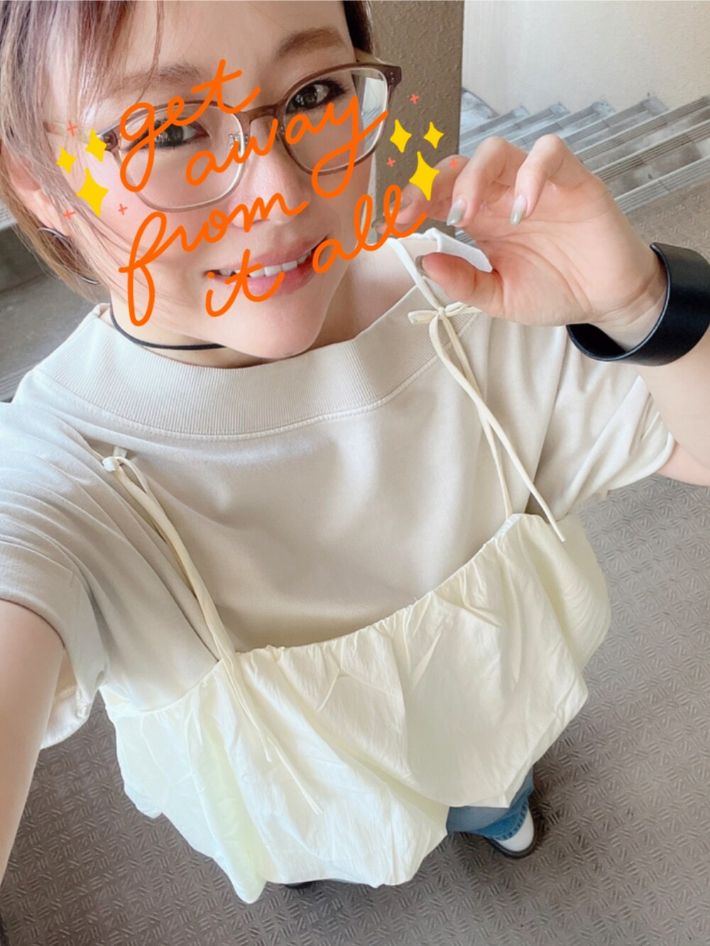 ベージュ系のTシャツ/カットソー、ベージュ系のブーツ、ホワイト系のシャツ/ブラウスを着用したレディースの秋コーディネートの2枚目の写真