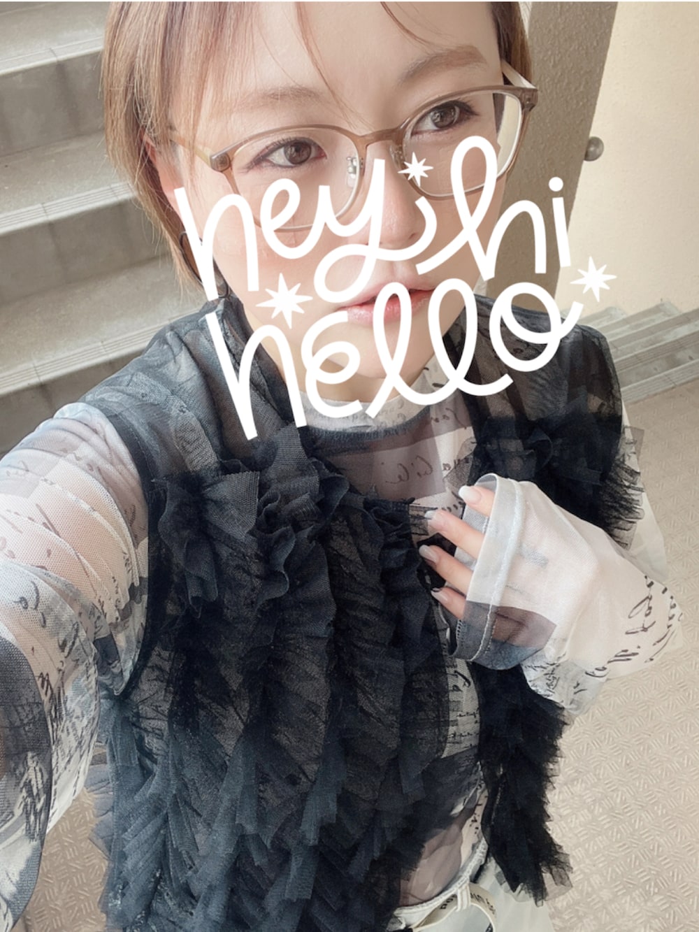 ブラック系のベスト、その他のTシャツ/カットソー、ブルー系のデニムパンツを着用したレディースの夏コーディネートの2枚目の写真