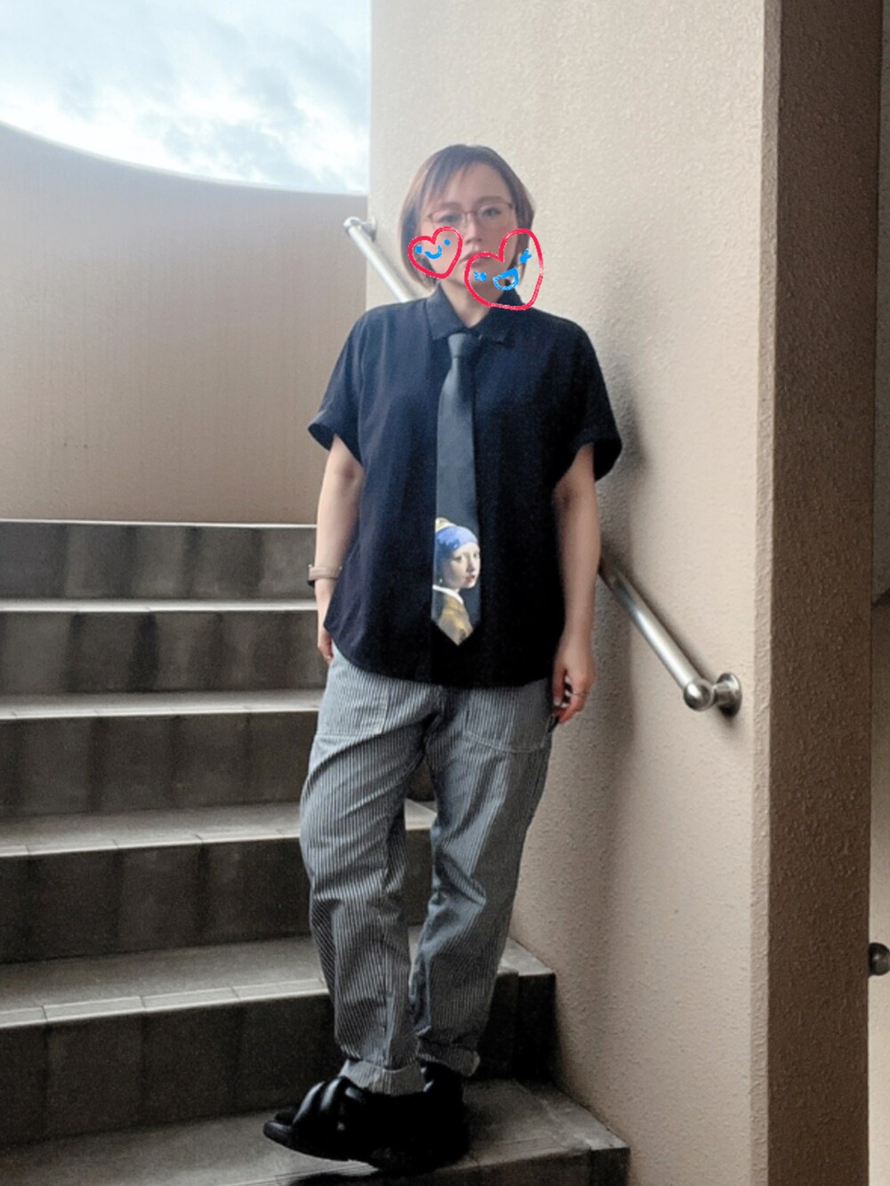 ブルー系のその他パンツ、ブラック系のシャツ/ブラウス、ブラック系のネクタイを着用したレディースの夏コーディネートの3枚目の写真