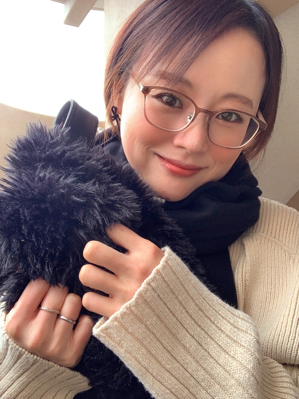 ホワイト系のニット/セーター、ブルー系のその他パンツ、ブラック系のブーツを着用したレディースの冬コーディネートの3枚目の写真