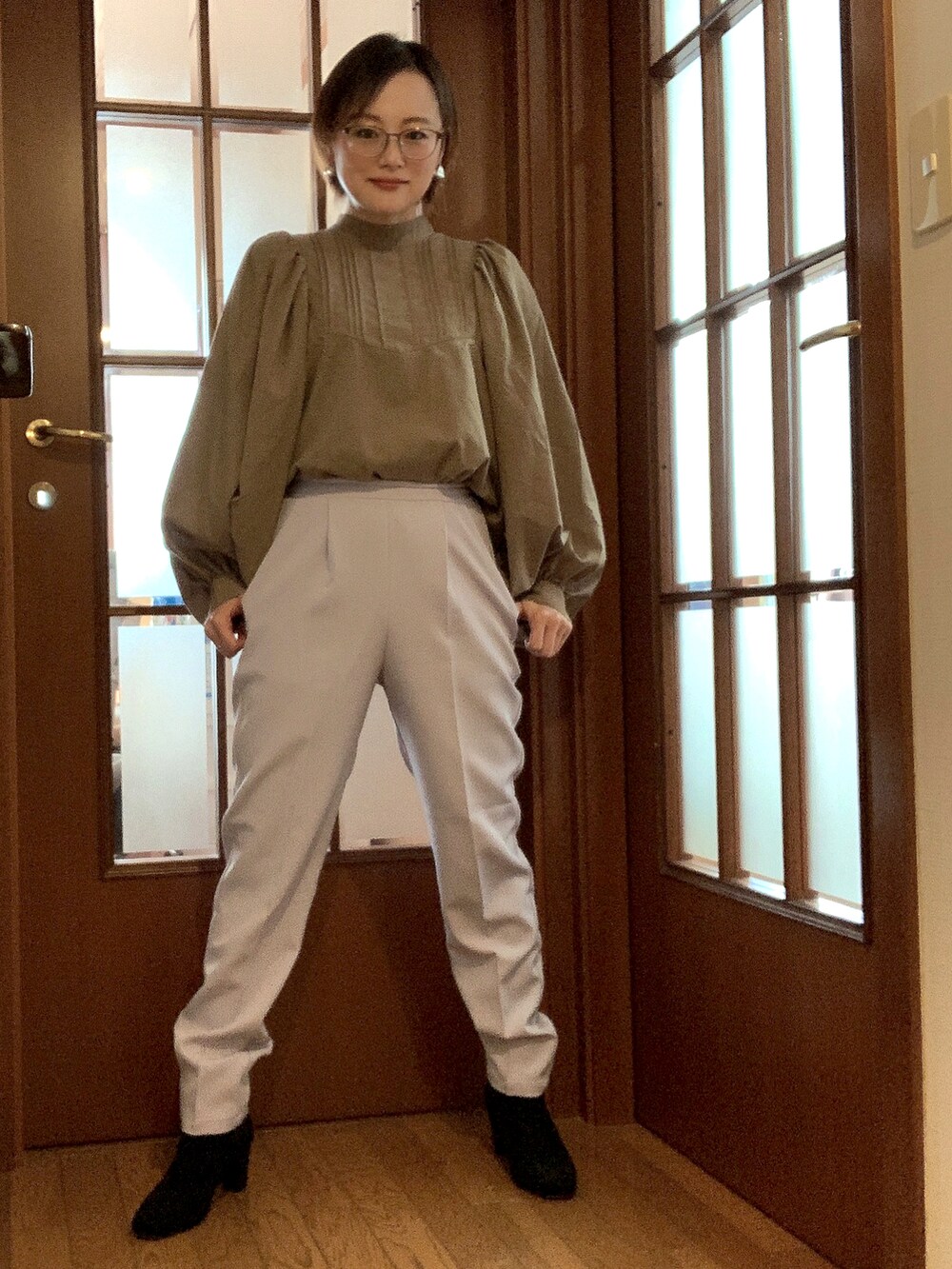 ブラウン系のシャツ/ブラウス、パープル系のスラックス、ブラック系のブーツを着用したレディースの秋コーディネートの2枚目の写真