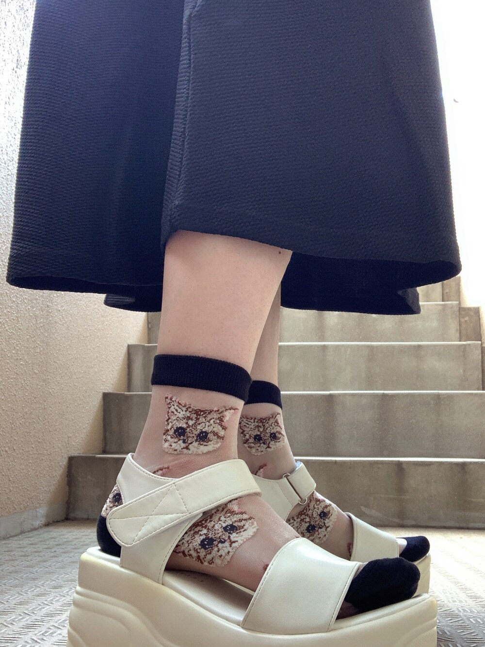 ブラック系のワンピース/ドレス、ブラック系のショルダーバッグ、ホワイト系のサンダルを着用したレディースの春コーディネートの3枚目の写真