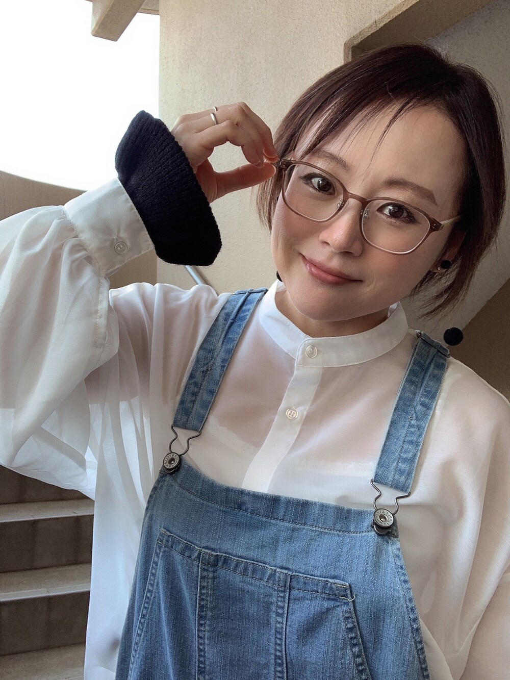 「古着MIX、休日スタイル、デニム、サロペット、サイドゴアブーツ、シャツスタイル、低身長、アラフィフ、メガネ女子、おしゃれさんと繋がりたい、スウィーツ同盟会」|「moment+のスタンドカラーボリュームスリーブシアーシャツ(シャツ/ブラウス、ホワイト系)」を使った、akocoa♩¨̮·͜· ︎︎ ︎︎さん(レディース・153cm)の秋コーディネートの2枚目の写真
