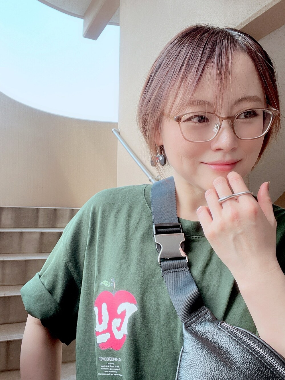 グリーン系のTシャツ/カットソー、ブルー系のその他パンツ、ブラック系のサンダルを着用したレディースの夏コーディネートの2枚目の写真