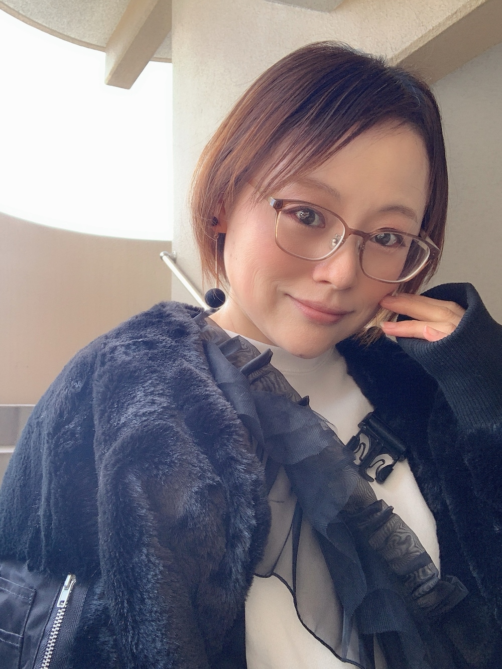 「デニム、スウェット、スニーカー、コンバース、フリル、低身長、アラフィフ、メガネ女子、おしゃれさんと繋がりたい」｜「UNIQLOのKIDS KAWSスウェットシャツ(長袖)（スウェット、ホワイト系）」を使った、akocoa♩¨̮·͜· ︎︎ ︎︎さん（レディース・153cm）の春コーディネートの2枚目の写真