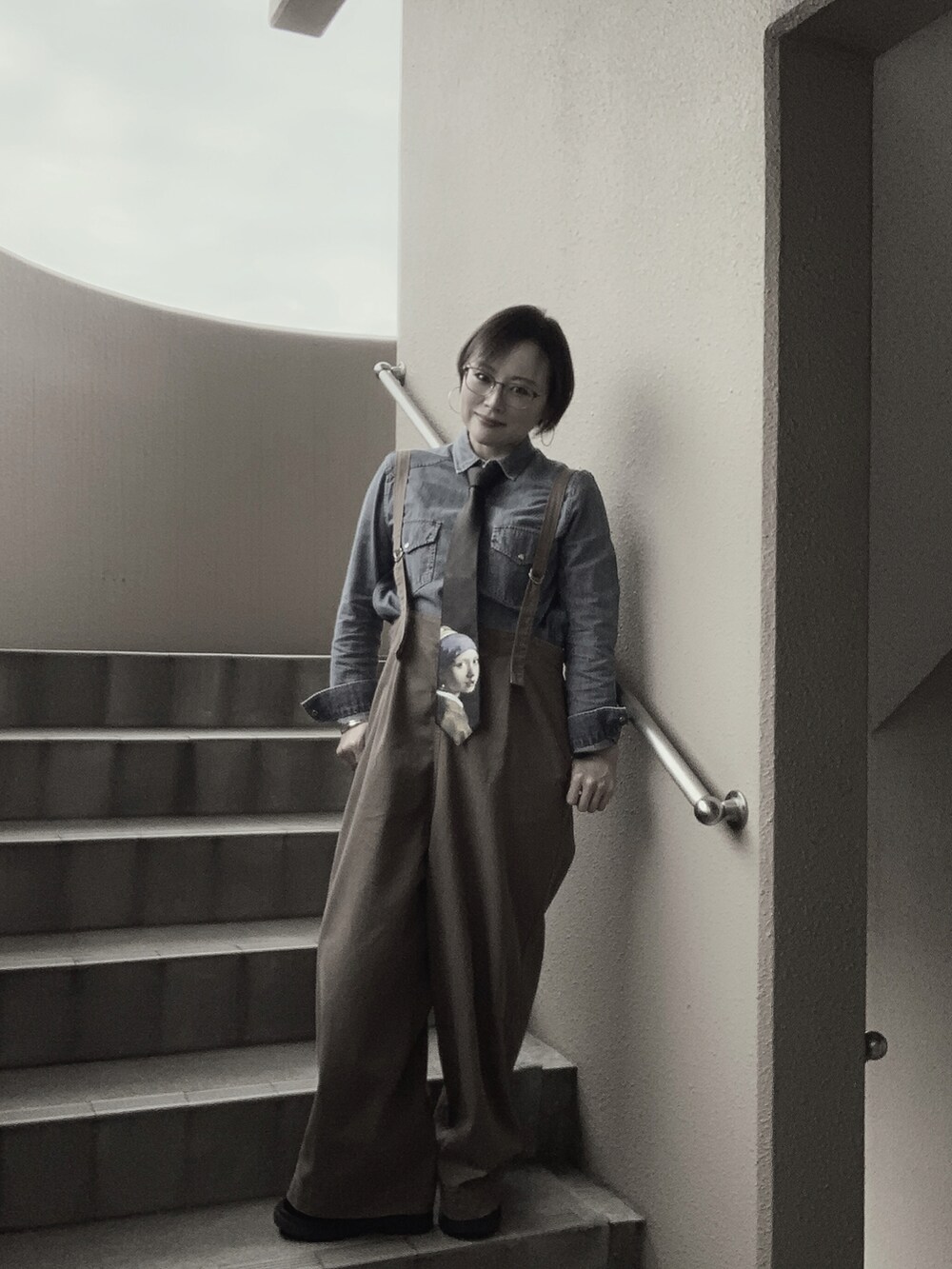 ブルー系のシャツ/ブラウス、ブラウン系のその他パンツ、ブラック系のブーツを着用したレディースの秋コーディネートの3枚目の写真