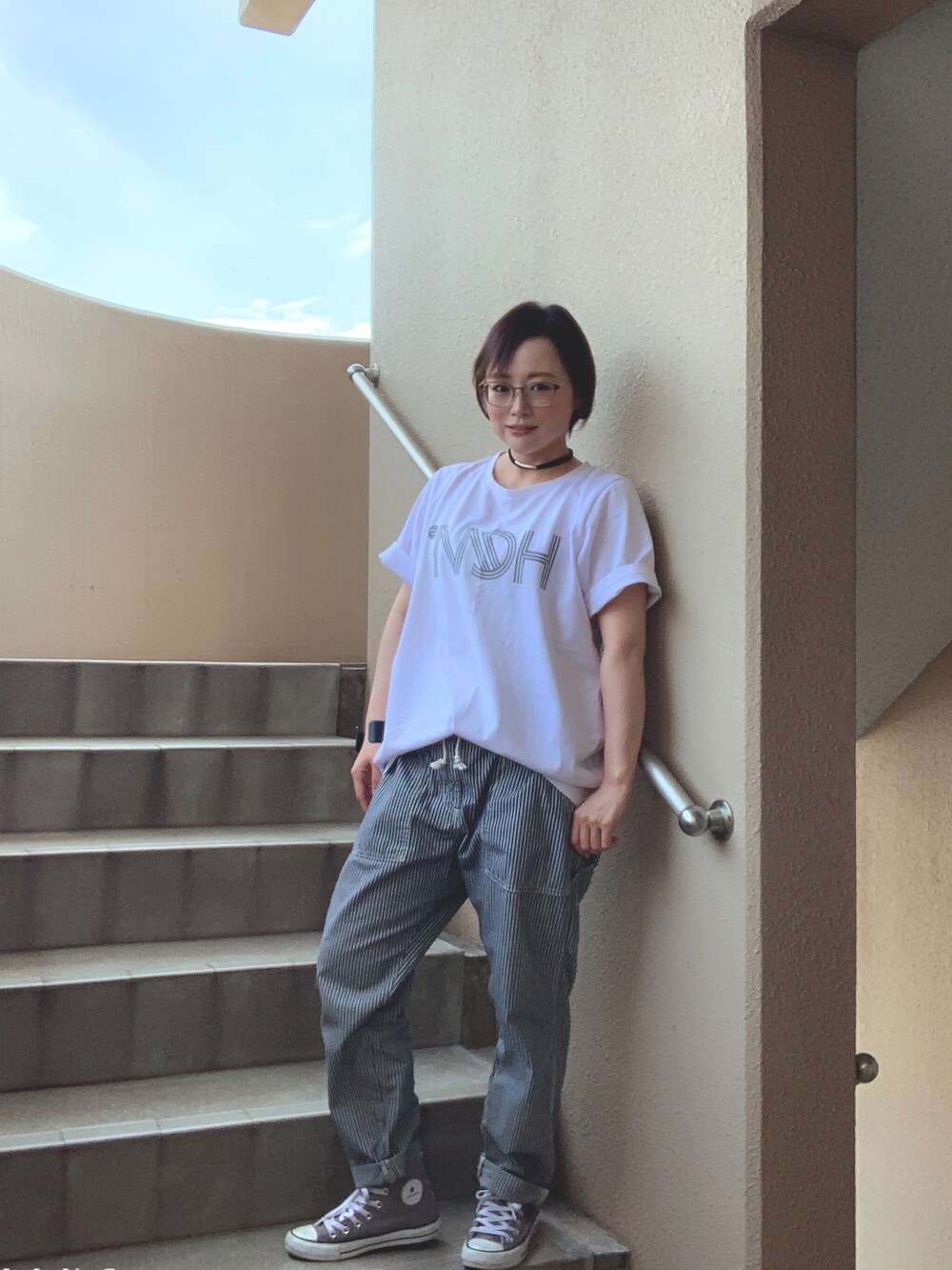 「淡色コーデ、古着MIX、キャップ、デニム、コンバース、スニーカー、低身長、アラフィフ、メガネ女子、ブラウン、おしゃれさんと繋がりたい、スウィーツ同盟会」｜「HeMのUSED ロゴTシャツ セカスト半額SALEで350円♩¨̮（Tシャツ/カットソー、グレー系）」を使った、akocoa♩¨̮·͜· ︎︎ ︎︎さん（レディース・153cm）の秋コーディネートの3枚目の写真
