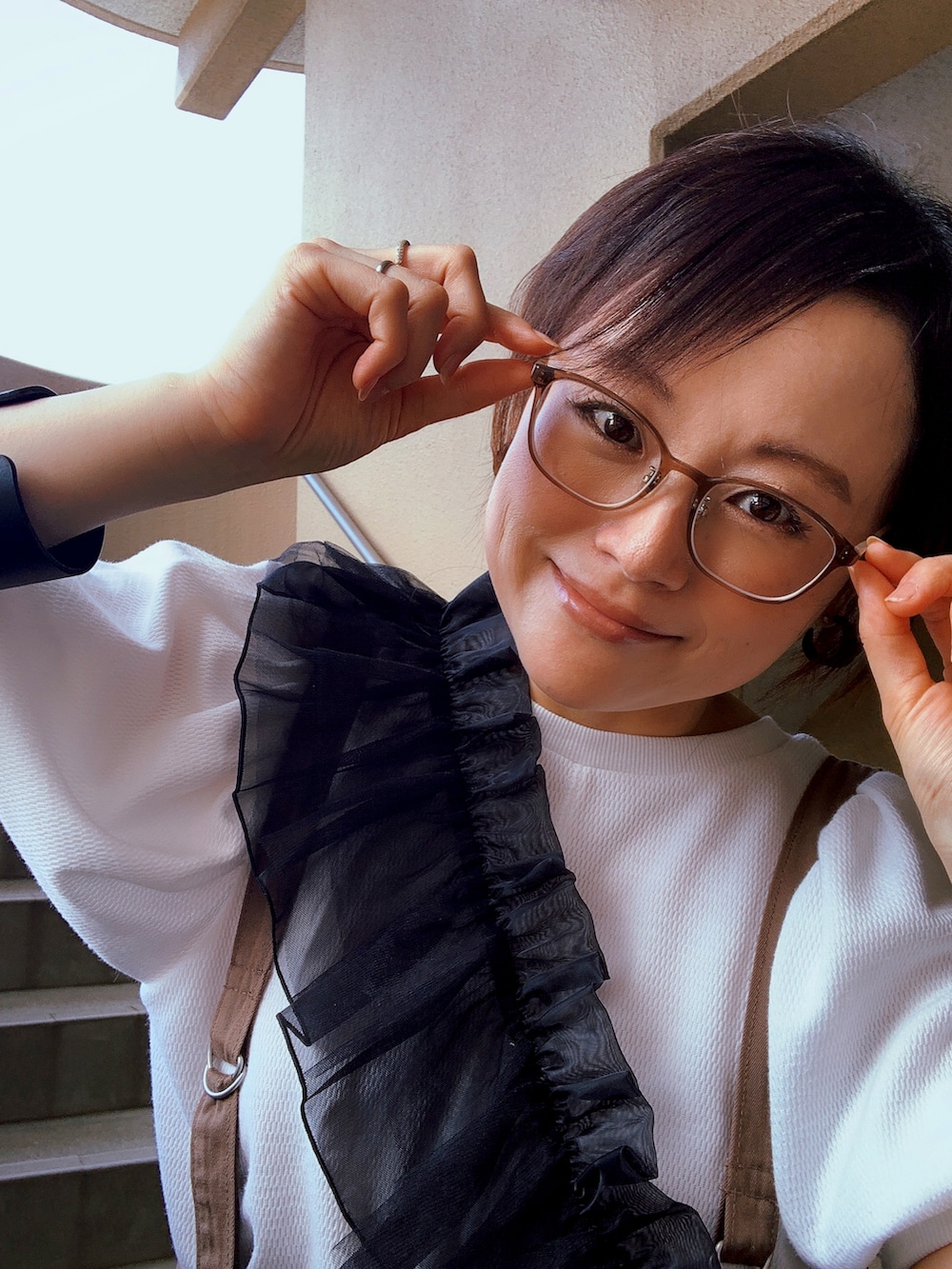 ホワイト系のTシャツ/カットソー、ブラウン系のその他パンツ、ブラック系のサンダルを着用したレディースの秋コーディネートの2枚目の写真