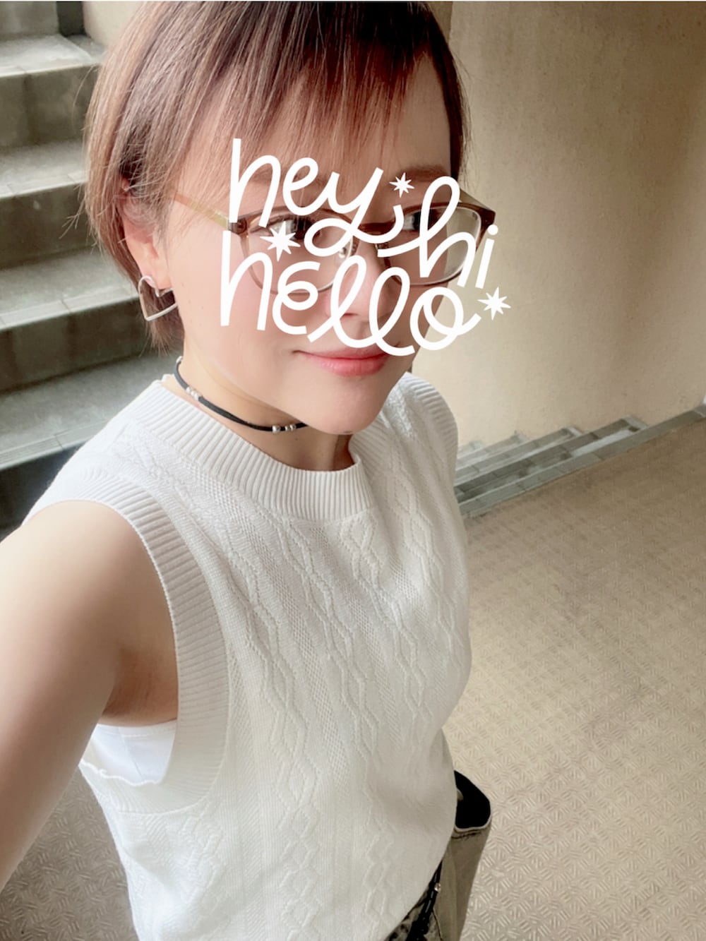 ブラック系のデニムパンツ、ブラック系のサンダル、ホワイト系のニット/セーターを着用したレディースの秋コーディネートの2枚目の写真
