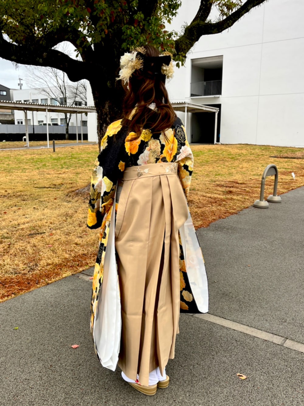 ブラック系の着物を着用したレディースの春コーディネートの2枚目の写真