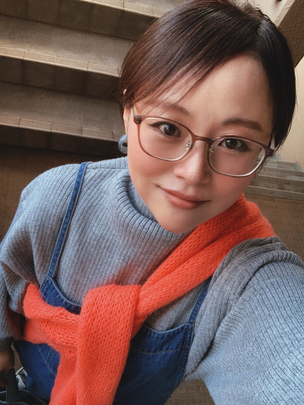 「ニット、サロペット、デニム、スニーカー、コンバース、古着MIX、低身長、アラフィフ、メガネ女子、おしゃれさんと繋がりたい、スウィーツ同盟会」｜「gossip！ロサンゼルスのハイネックボリュームスリーブニット（ニット/セーター、グレー系）」を使った、akocoa♩¨̮·͜· ︎︎ ︎︎さん（レディース・153cm）の冬コーディネートの2枚目の写真