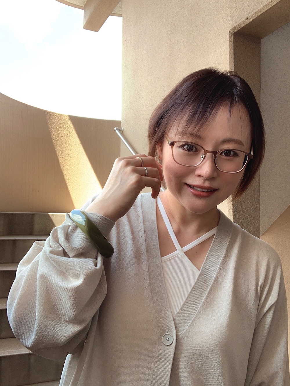 「夏コーデ、シアートップス、デニム、オトナカジュアル、低身長、アラフィフ、メガネ女子、おしゃれさんと繋がりたい、スウィーツ同盟会」｜「GUのMEN'S シアーニット カーディガン(長袖)（カーディガン/ボレロ、ベージュ系）」を使った、akocoa♩¨̮·͜· ︎︎ ︎︎さん（レディース・153cm）の夏コーディネートの3枚目の写真