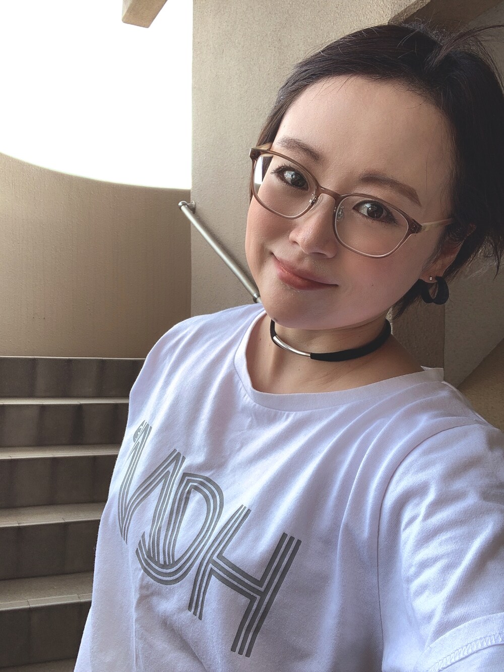「淡色コーデ、古着MIX、キャップ、デニム、コンバース、スニーカー、低身長、アラフィフ、メガネ女子、ブラウン、おしゃれさんと繋がりたい、スウィーツ同盟会」｜「HeMのUSED ロゴTシャツ セカスト半額SALEで350円♩¨̮（Tシャツ/カットソー、グレー系）」を使った、akocoa♩¨̮·͜· ︎︎ ︎︎さん（レディース・153cm）の秋コーディネートの4枚目の写真