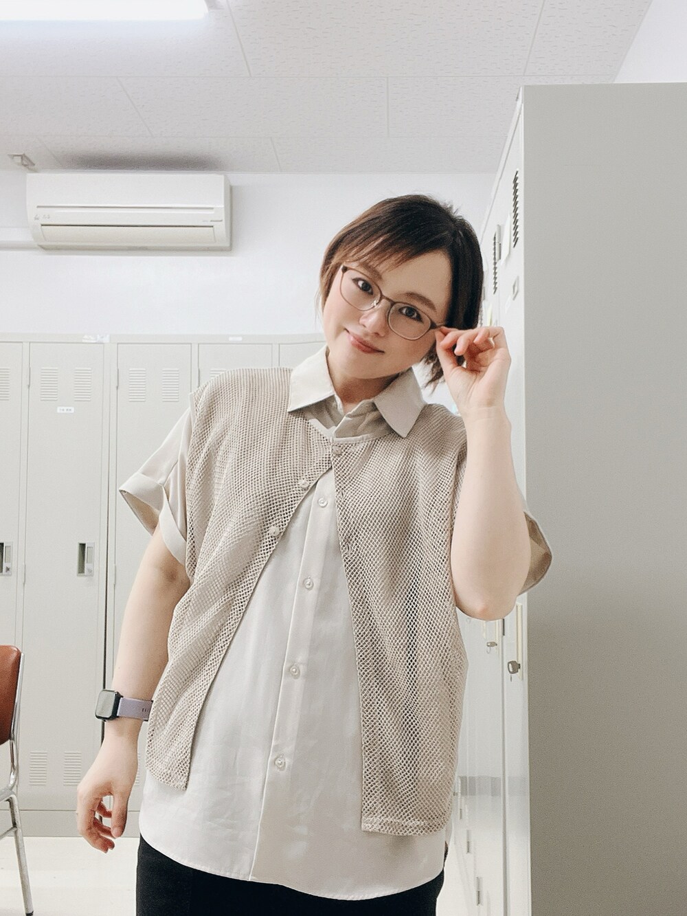 ベージュ系のシャツ/ブラウス、ベージュ系のトップス、ブラック系のパンツを着用したレディースの夏コーディネートの3枚目の写真